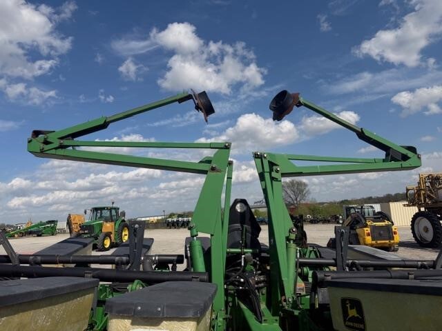 1999 John Deere 1760 Planter
