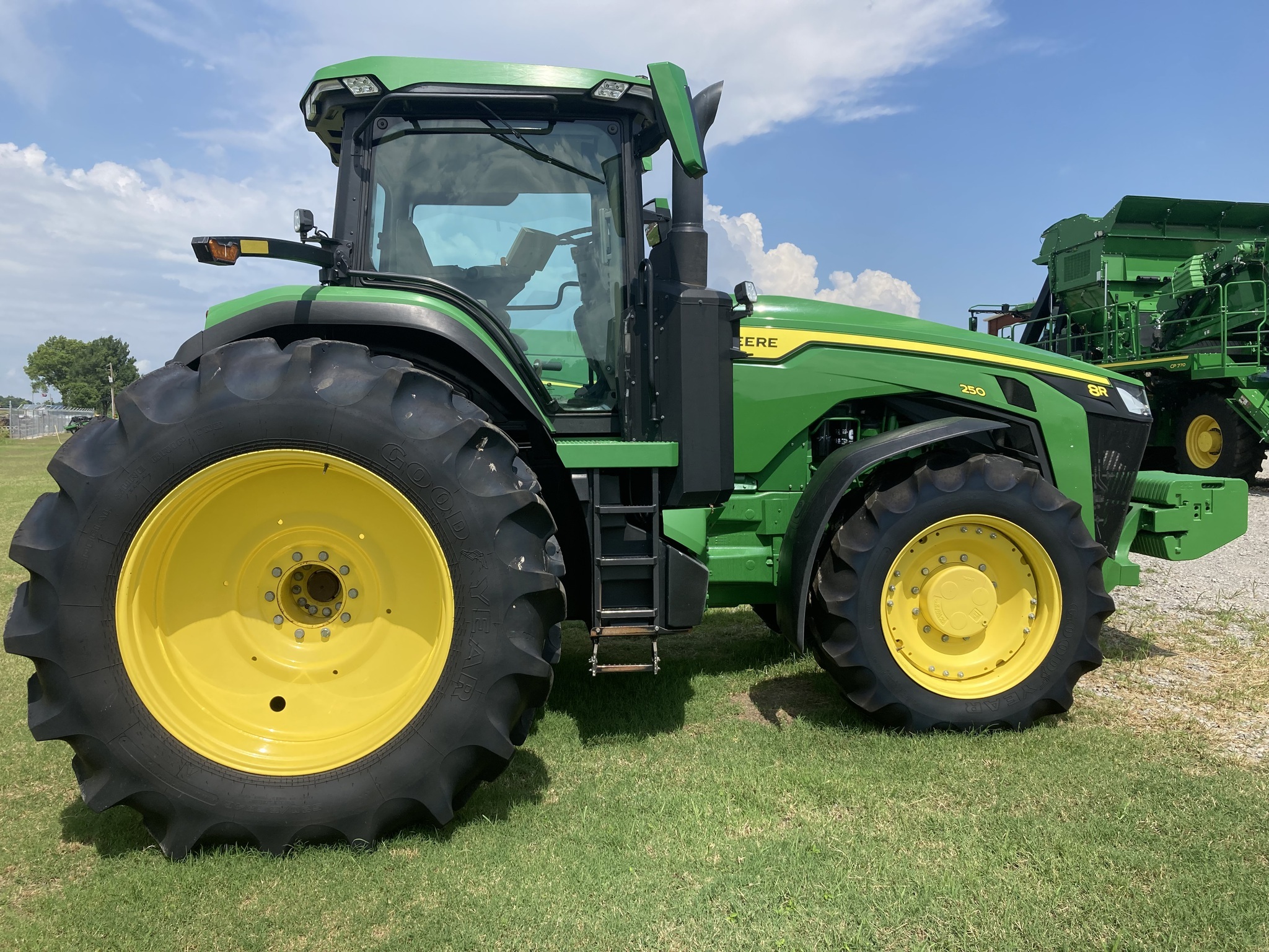 2022 John Deere 8R 250 Tractor