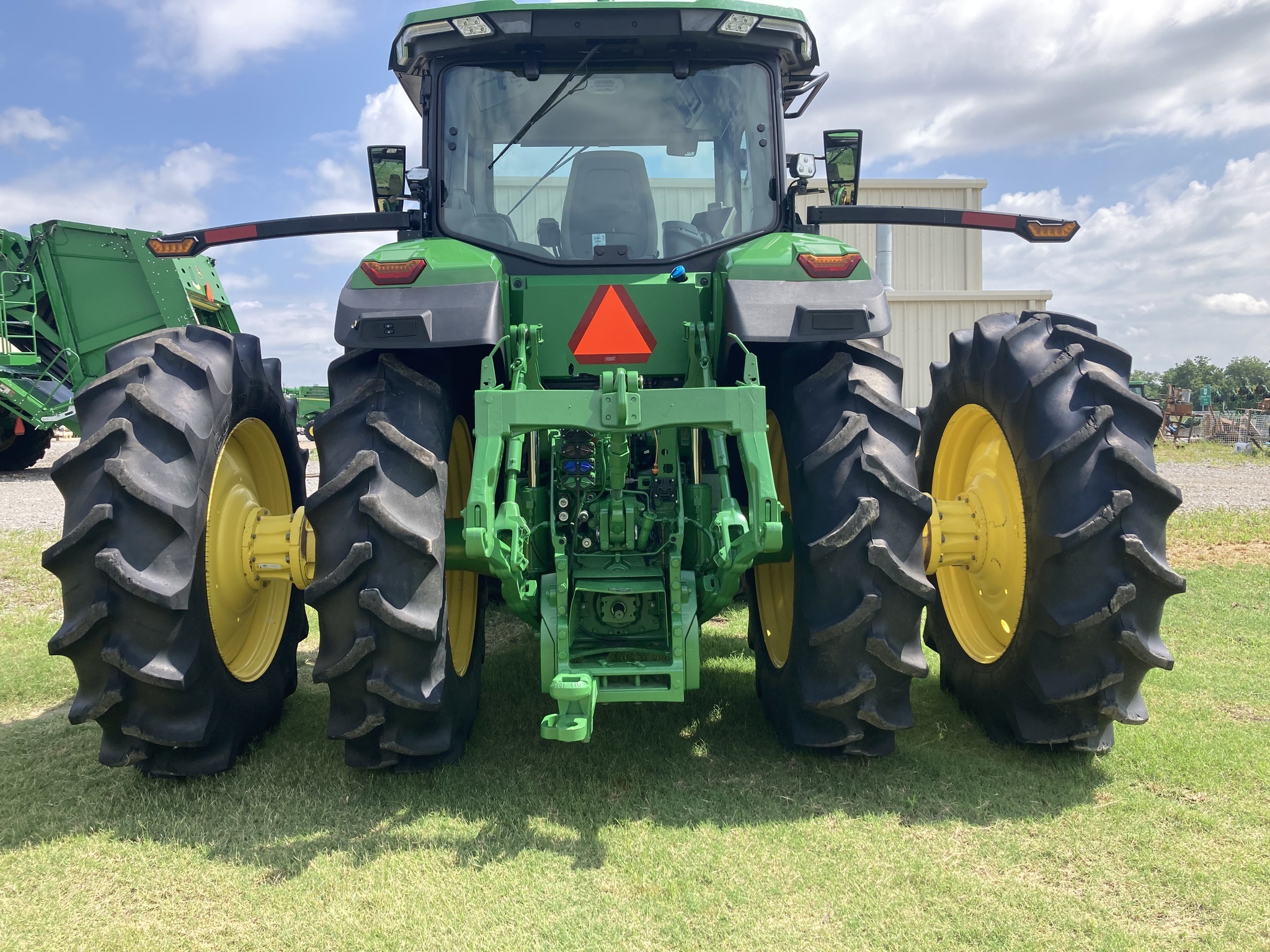 2022 John Deere 8R 250 Tractor