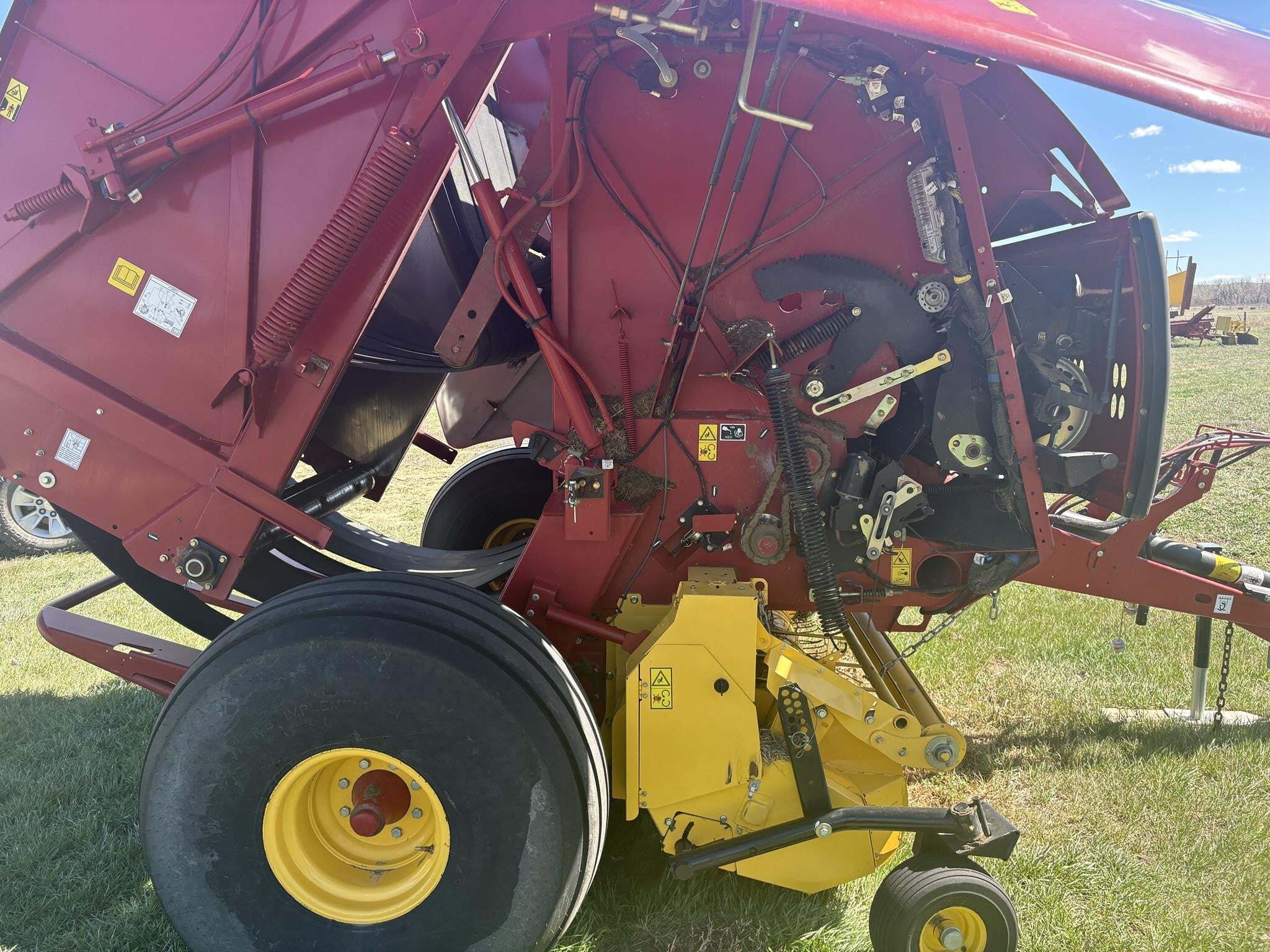 2021 New Holland Roll-Belt 560 Round Baler