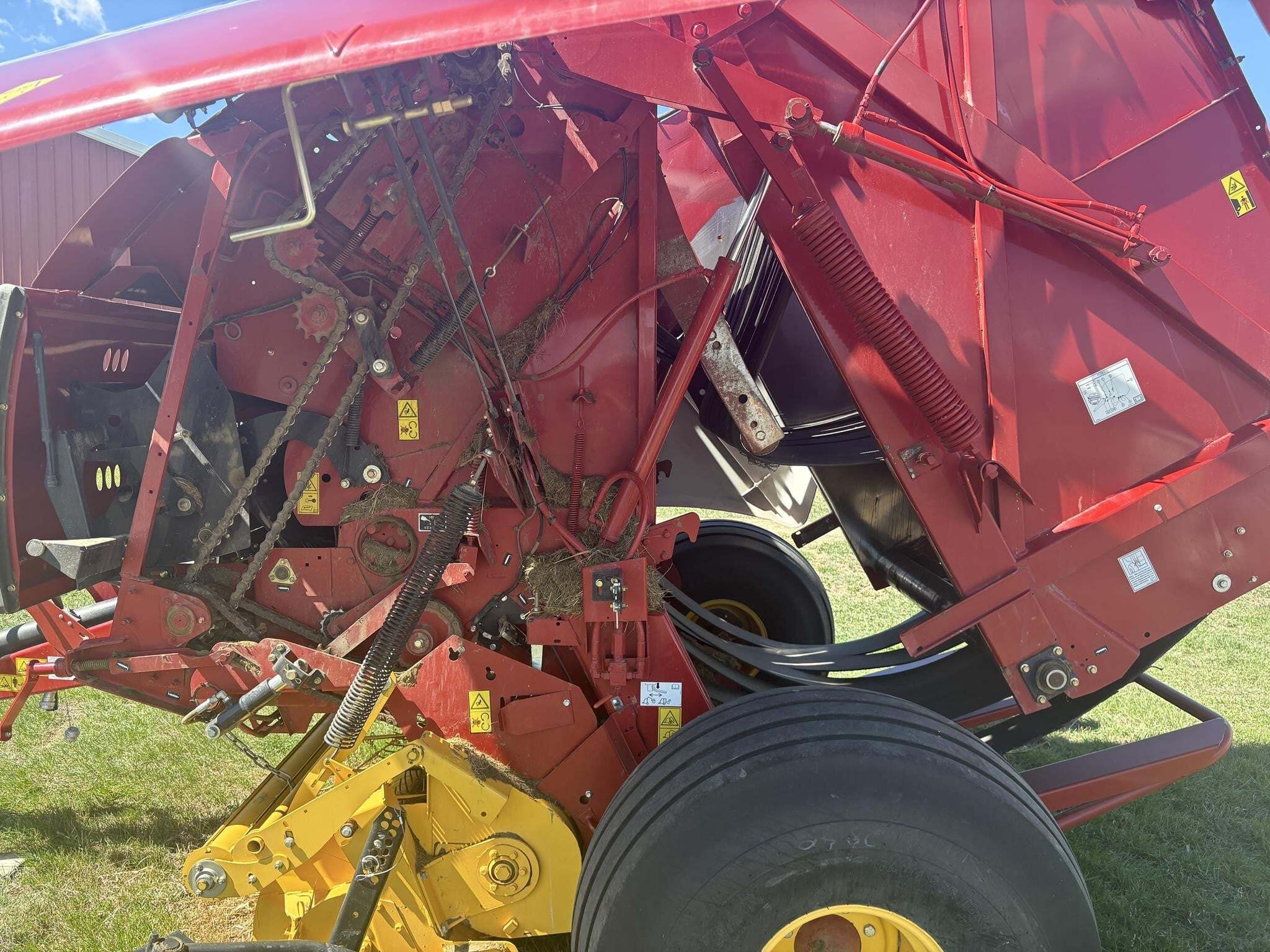 2021 New Holland Roll-Belt 560 Round Baler