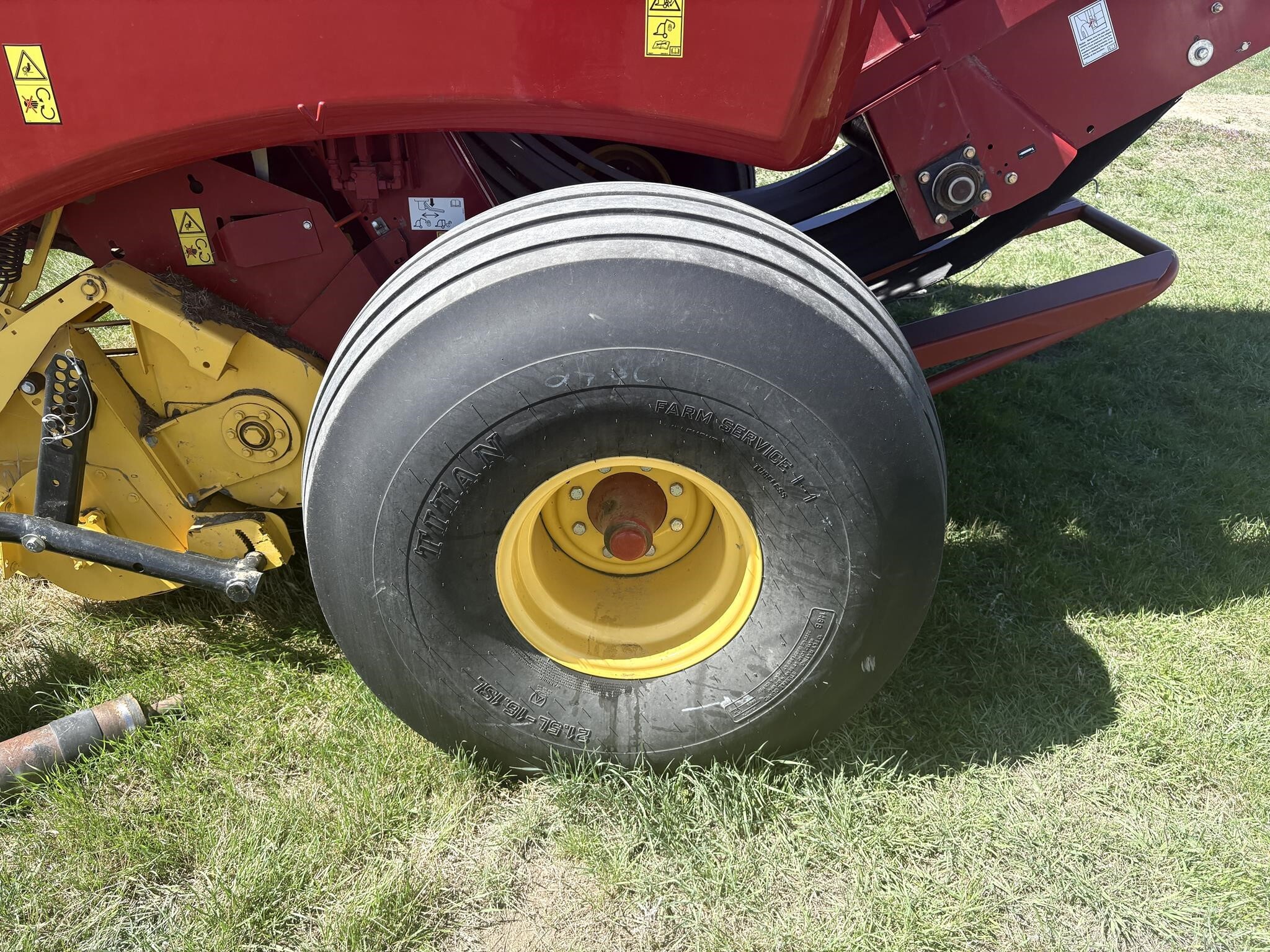 2021 New Holland Roll-Belt 560 Round Baler