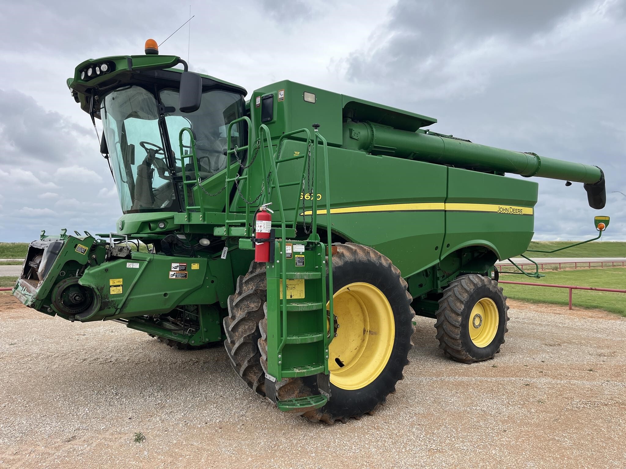 2011 John Deere S670 Combine