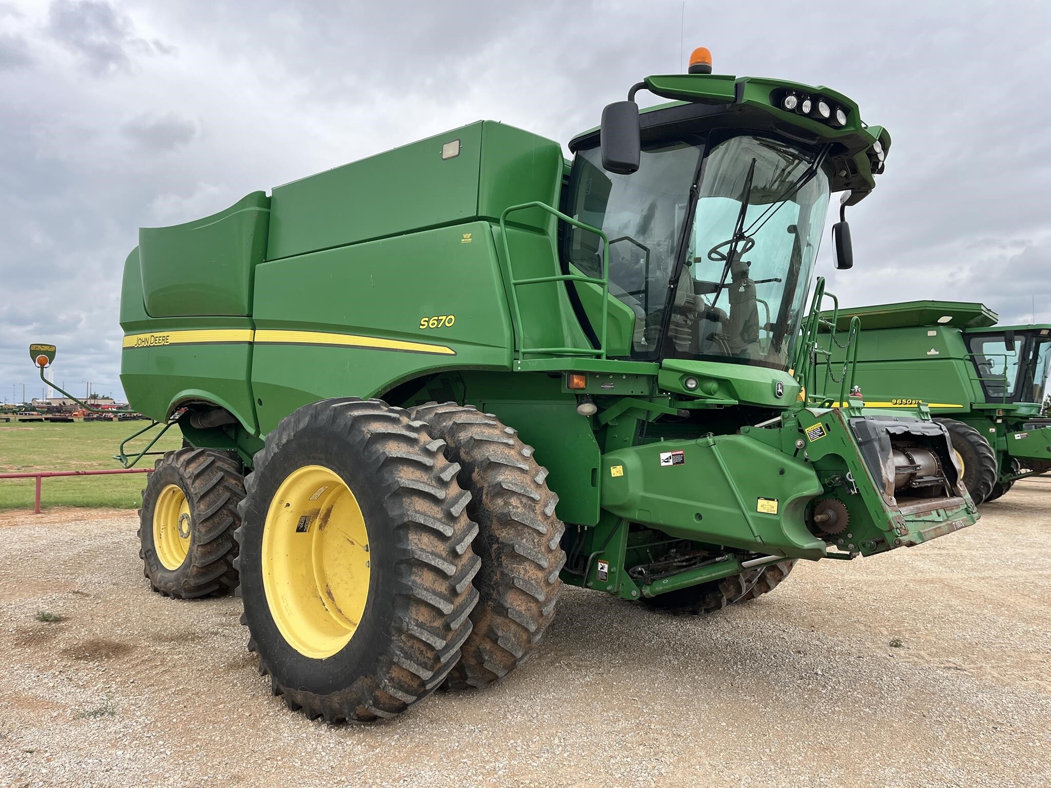 2011 John Deere S670 Combine