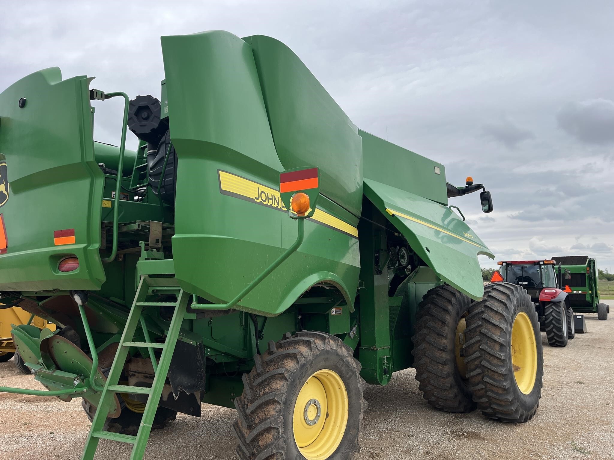 2011 John Deere S670 Combine