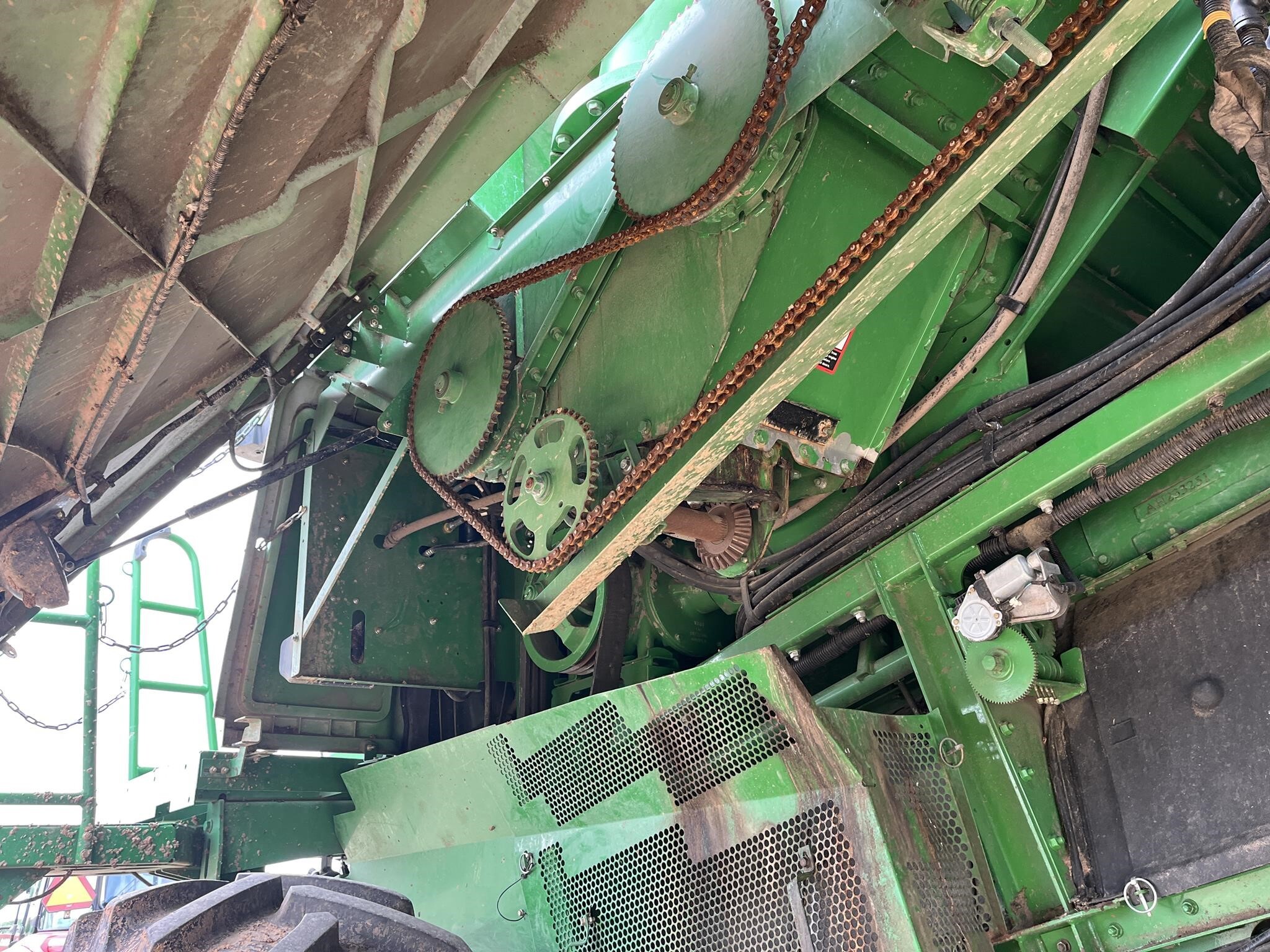 2011 John Deere S670 Combine