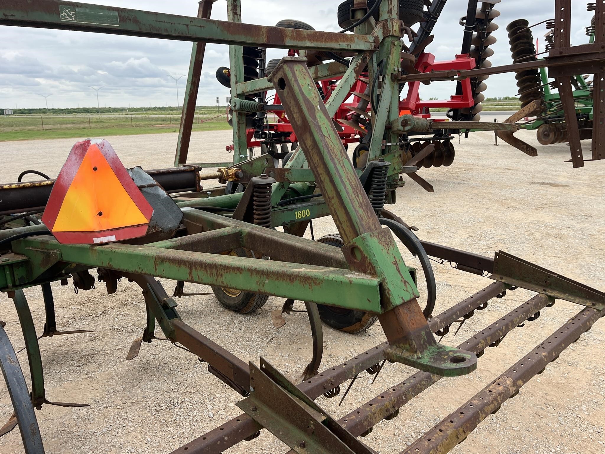  John Deere 1600 Chisel Plow