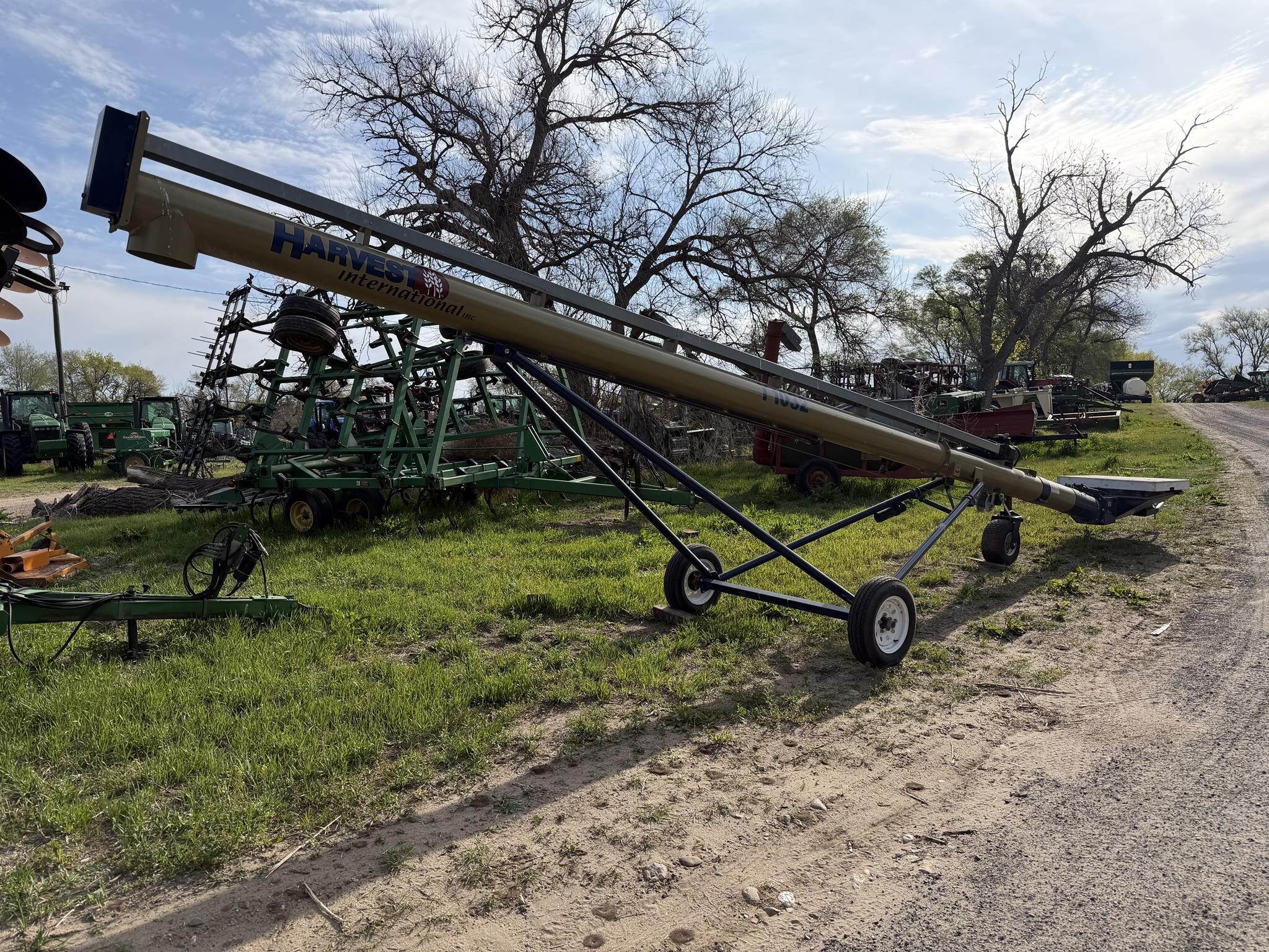  Harvest International T1032 Augers and Conveyor