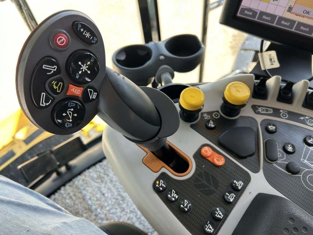 2018 New Holland CR8.90 Combine