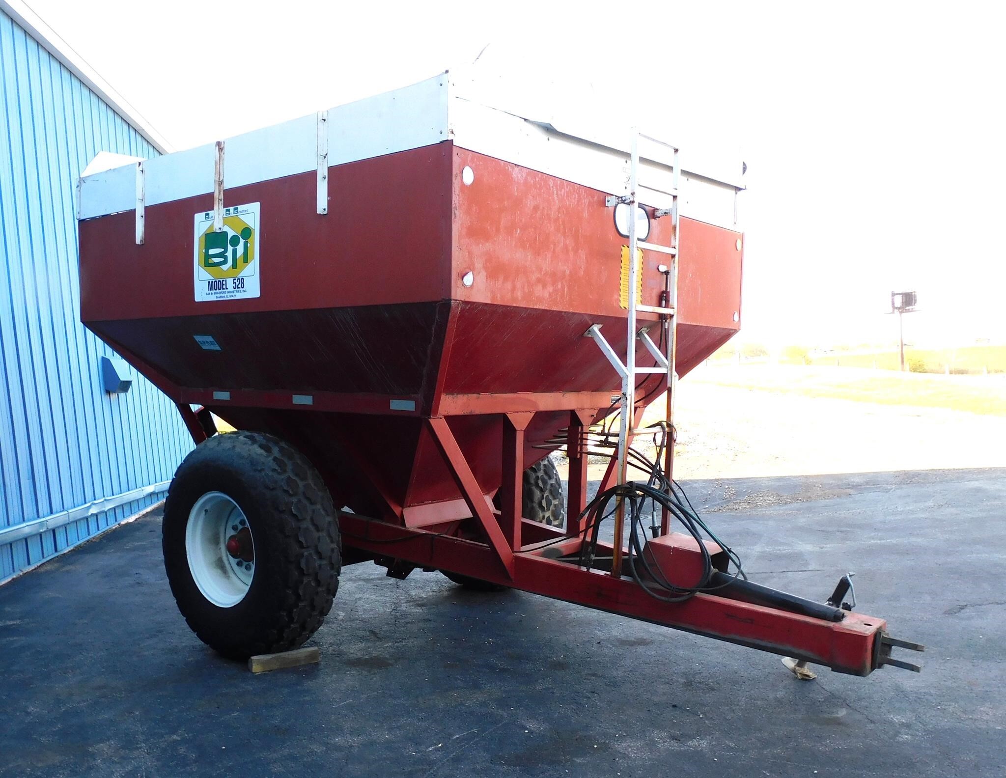  Bradford 528 Grain Cart