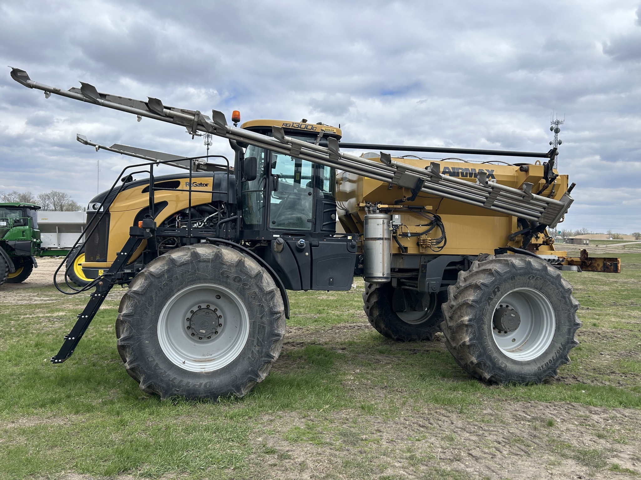 2019 ROGATOR RG1300C Self-Propelled Sprayer