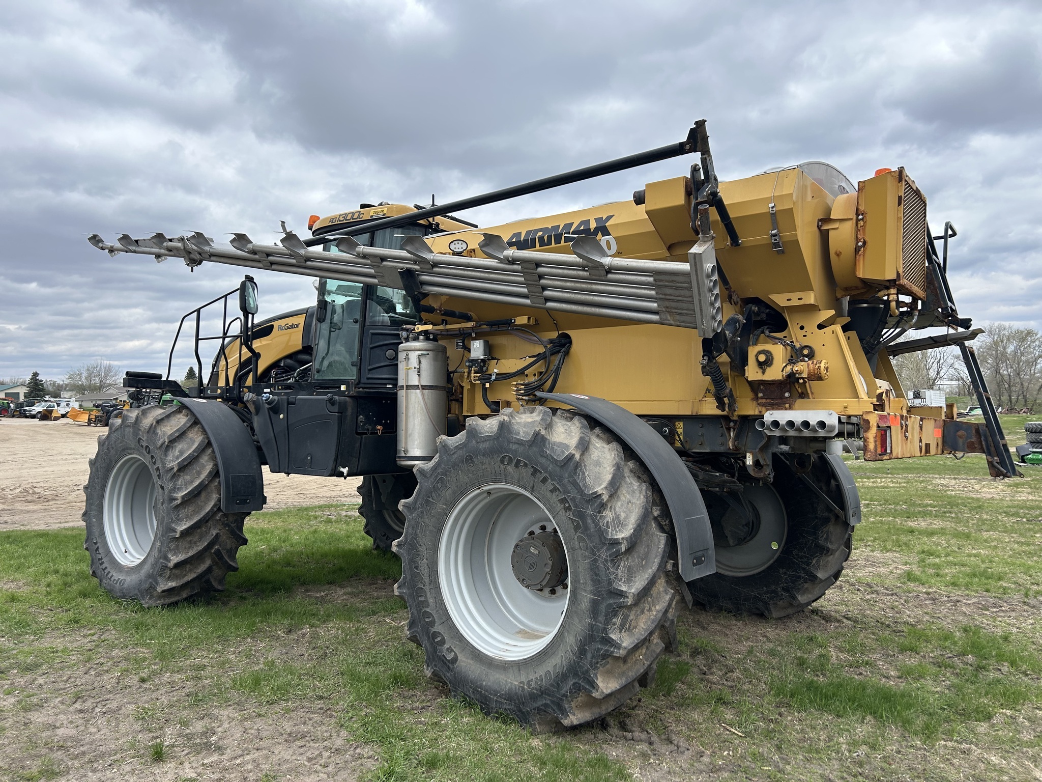 2019 ROGATOR RG1300C Self-Propelled Sprayer