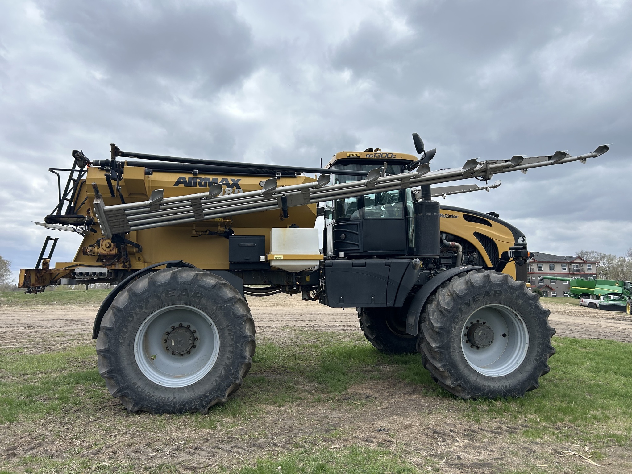 2019 ROGATOR RG1300C Self-Propelled Sprayer
