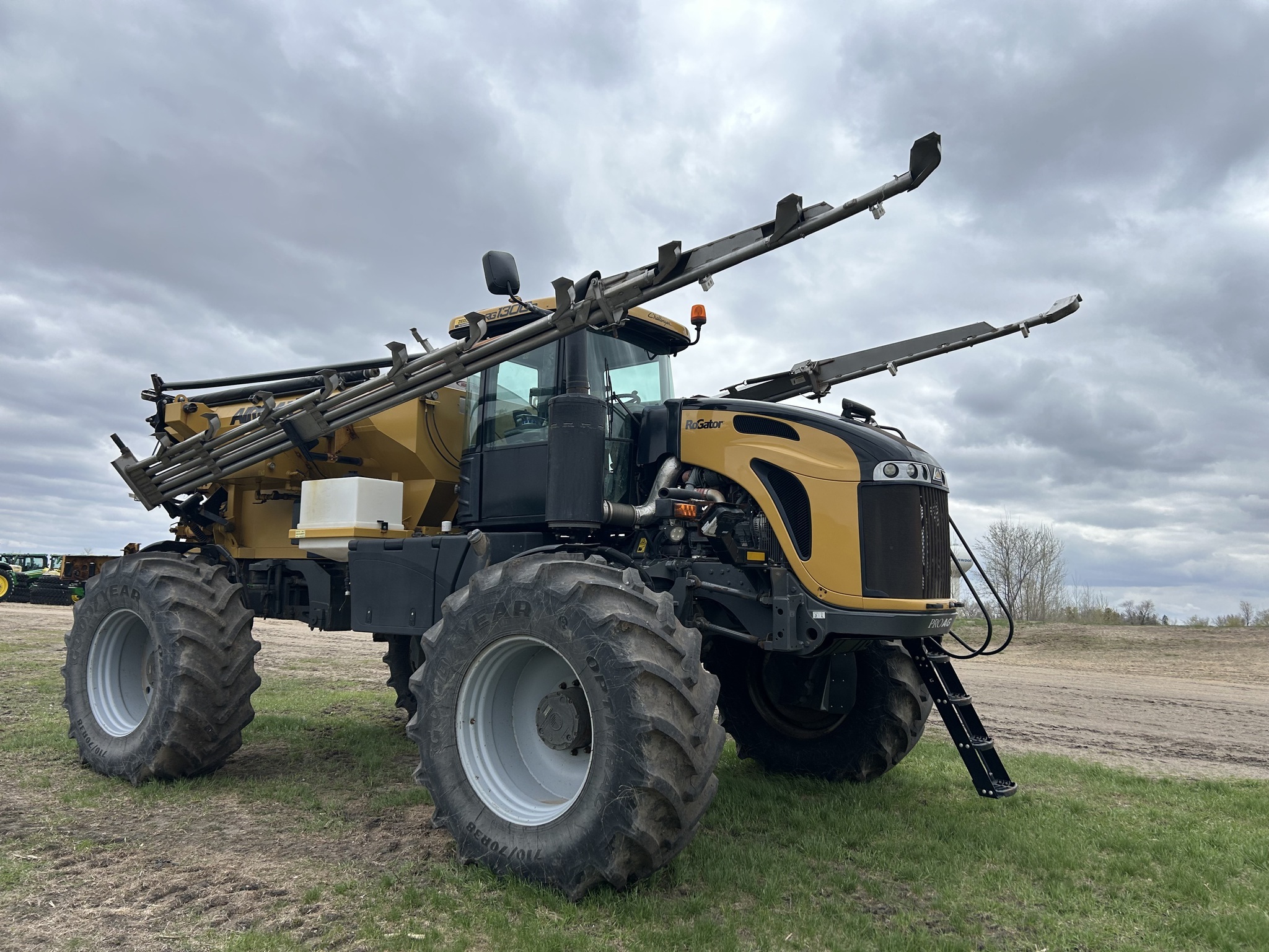 2019 ROGATOR RG1300C Self-Propelled Sprayer