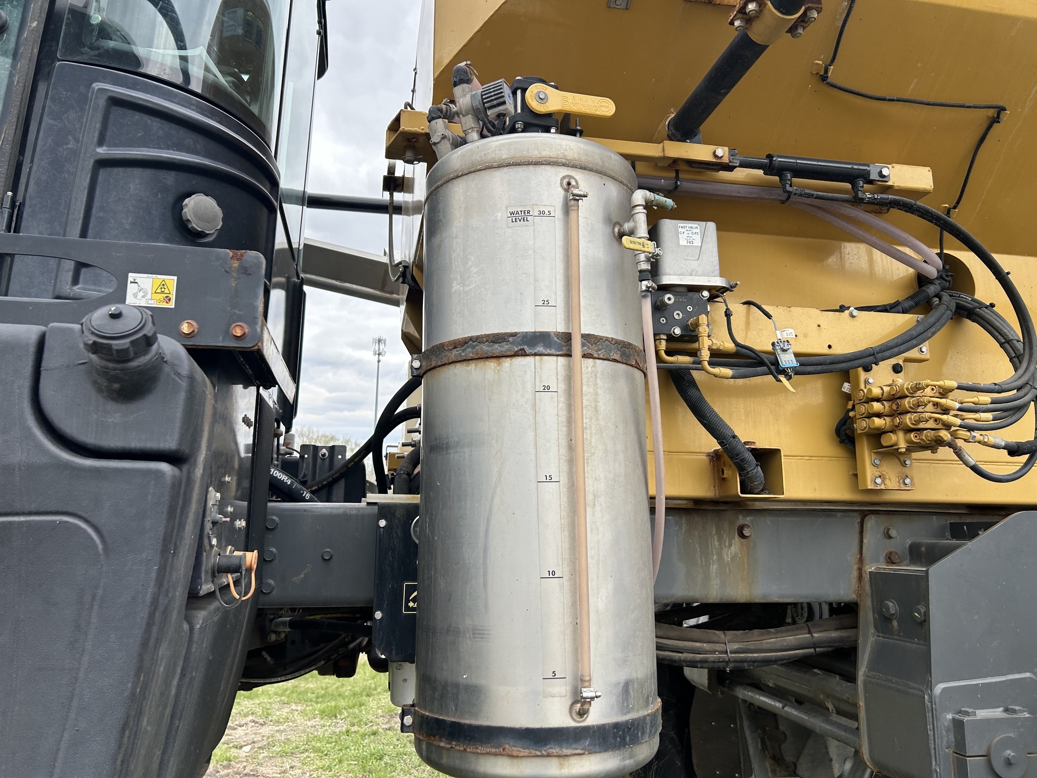 2019 ROGATOR RG1300C Self-Propelled Sprayer
