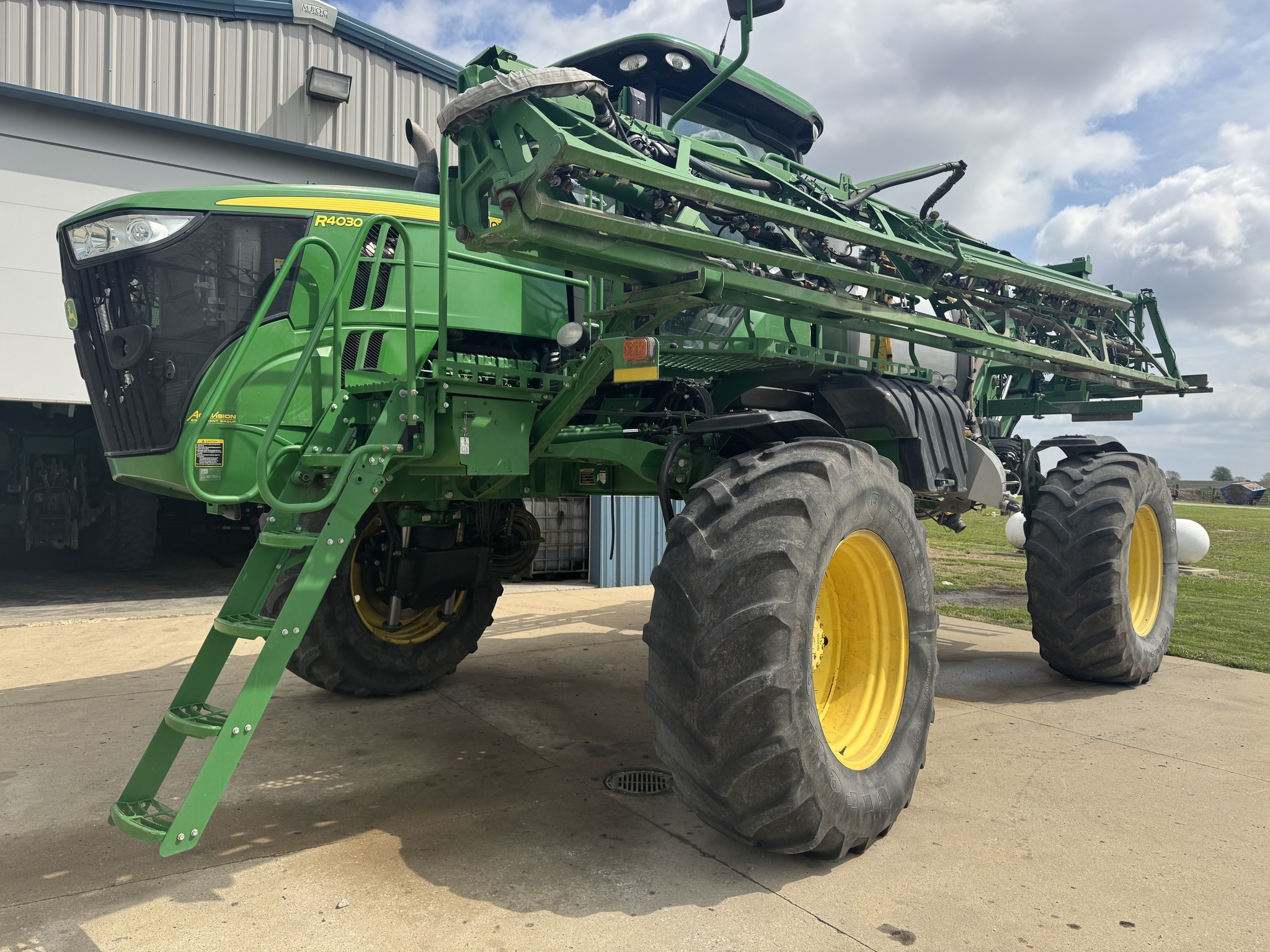 2018 John Deere R4030 Self-Propelled Sprayer