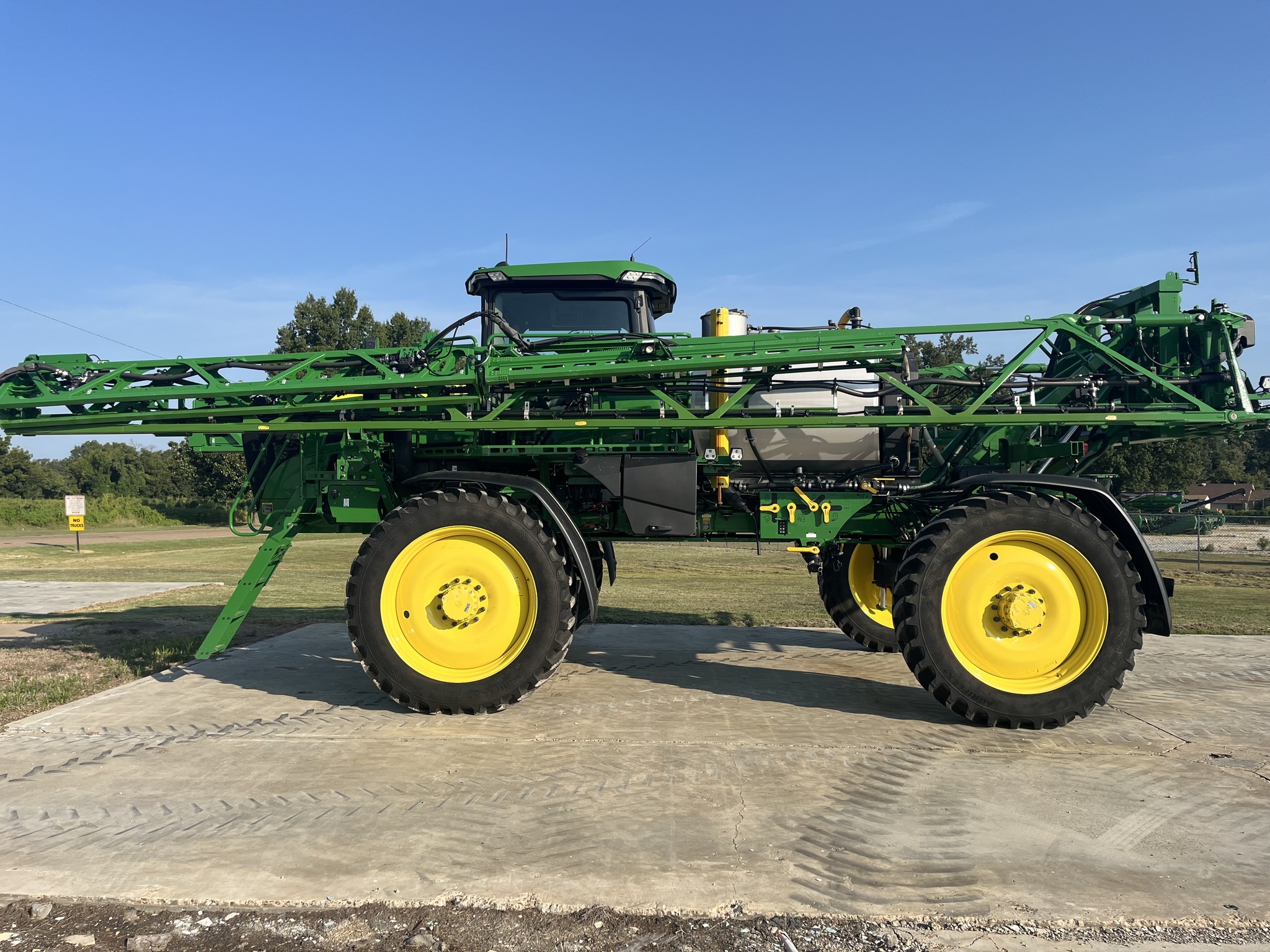 2022 John Deere 410R Self-Propelled Sprayer