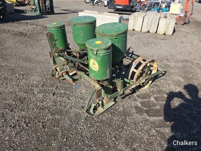  John Deere 246 Planter