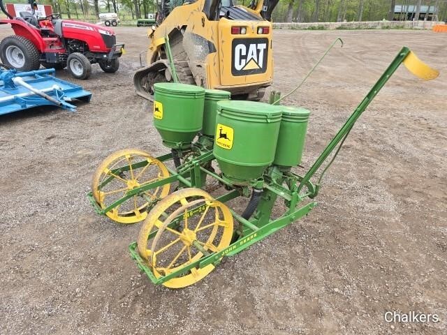  John Deere 246 Planter