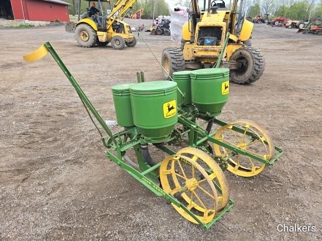  John Deere 246 Planter