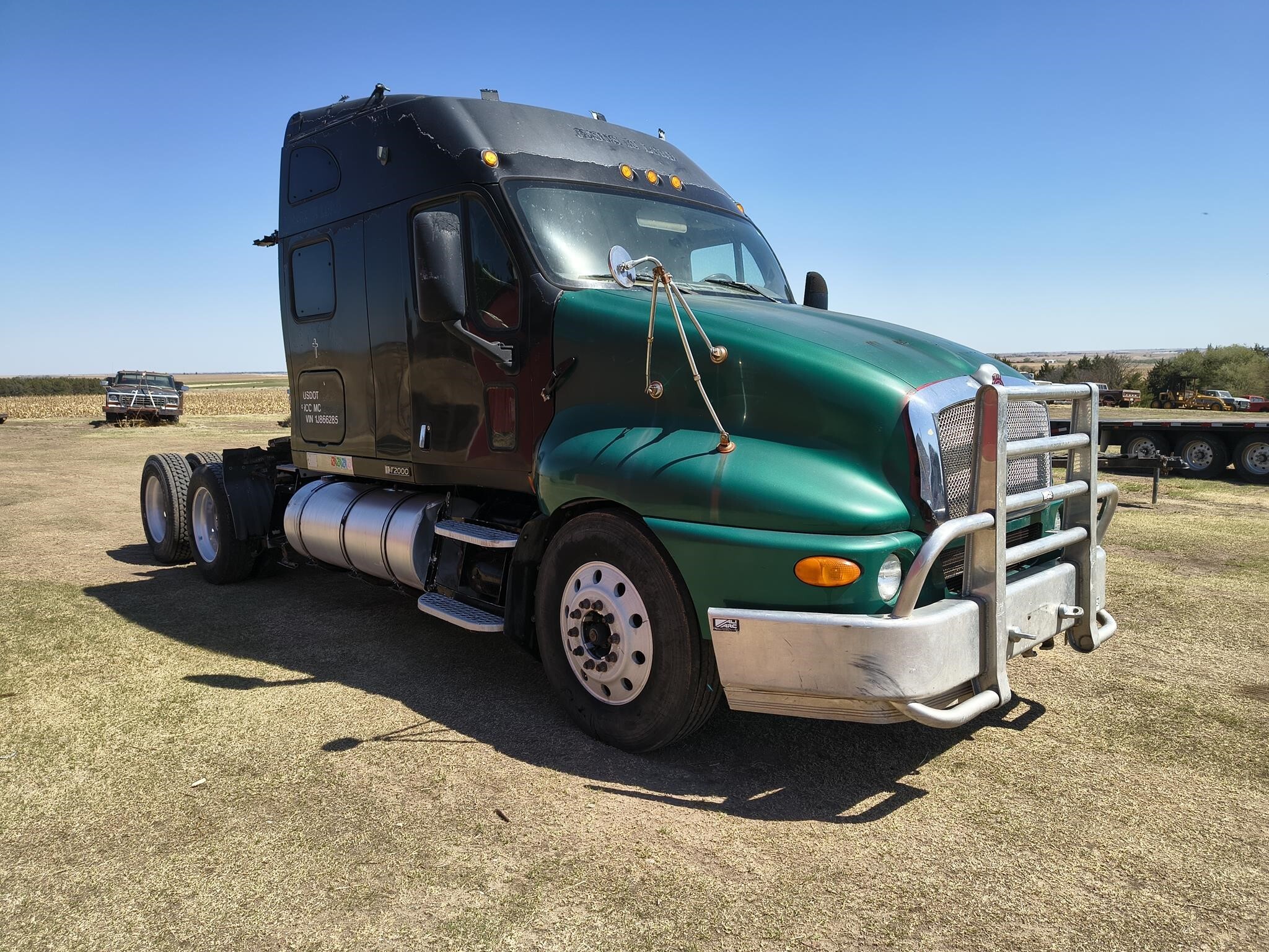 2001 Kenworth T2000 Semi Trucks/Trailer