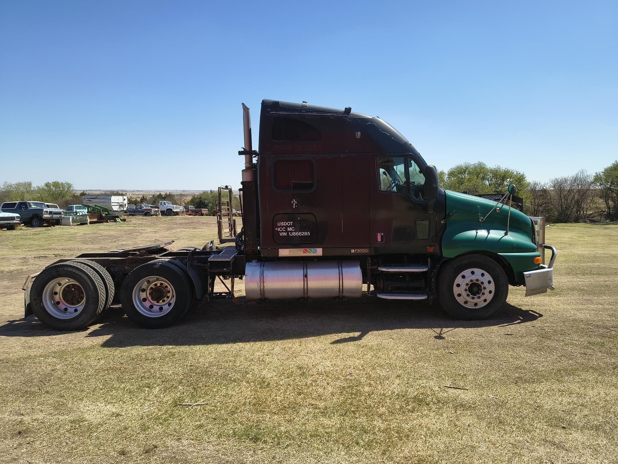2001 Kenworth T2000 Semi Trucks/Trailer