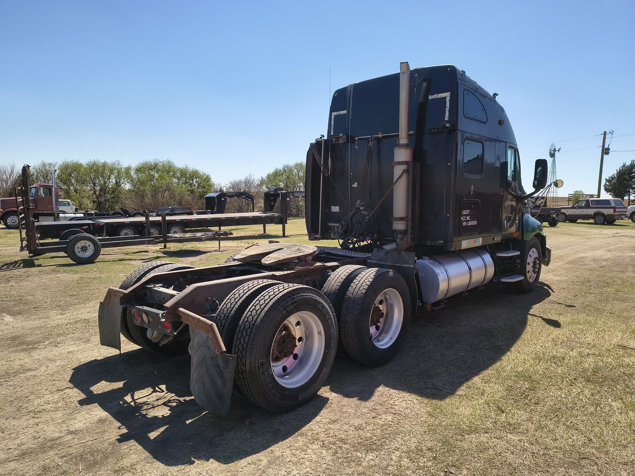 2001 Kenworth T2000 Semi Trucks/Trailer