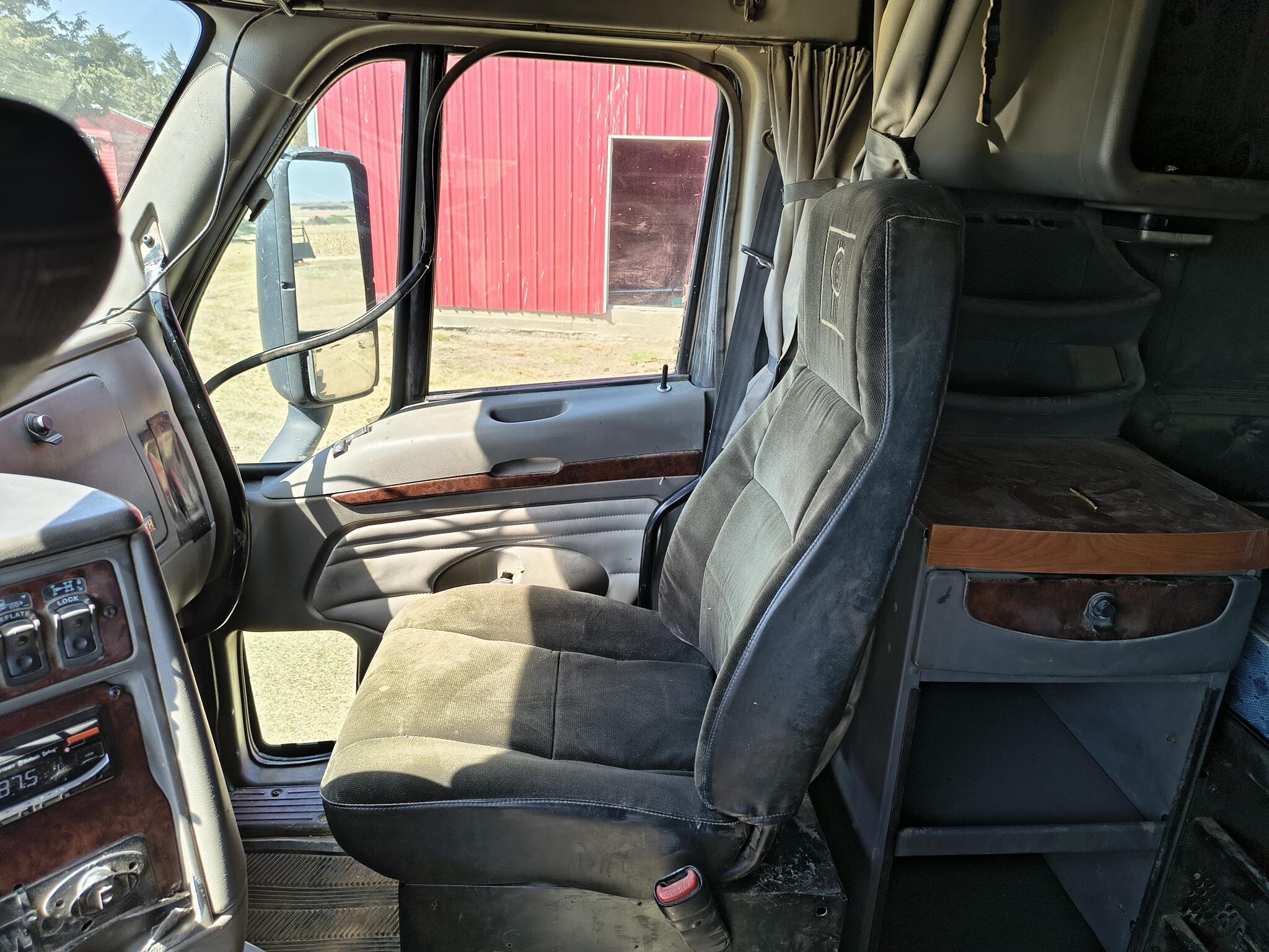 2001 Kenworth T2000 Semi Trucks/Trailer