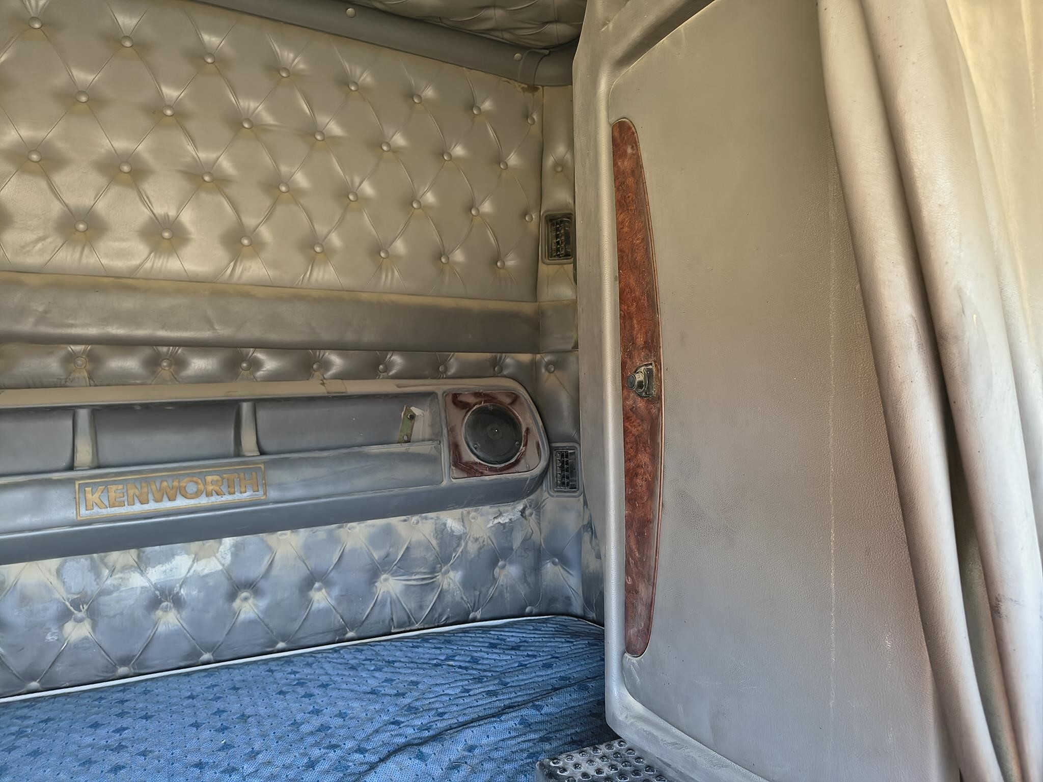 2001 Kenworth T2000 Semi Trucks/Trailer