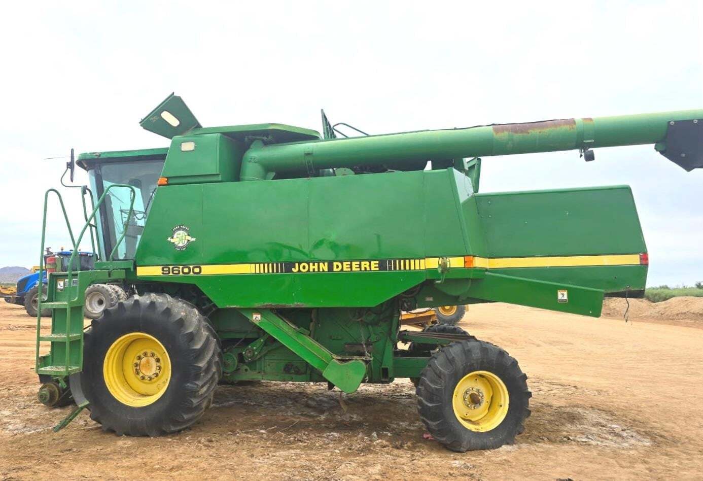 1997 John Deere 9600 Combine