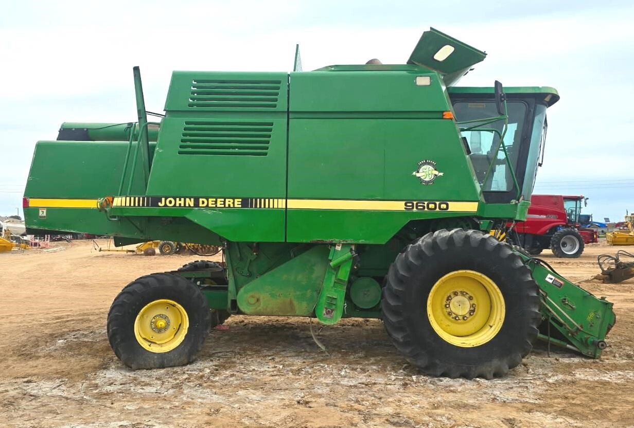 1997 John Deere 9600 Combine