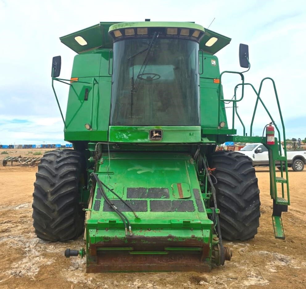 1997 John Deere 9600 Combine