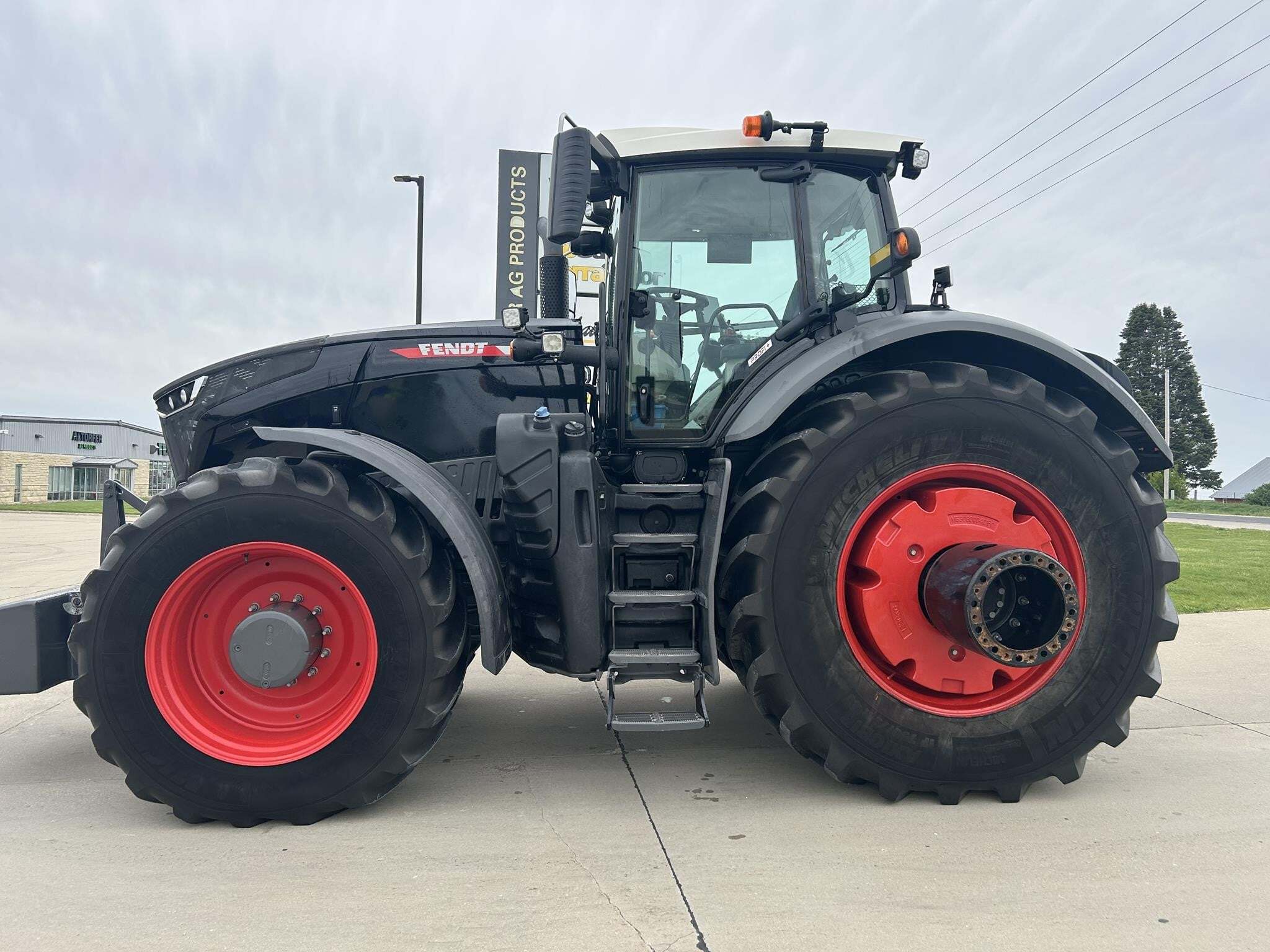 2023 Fendt 1042 Vario Tractor