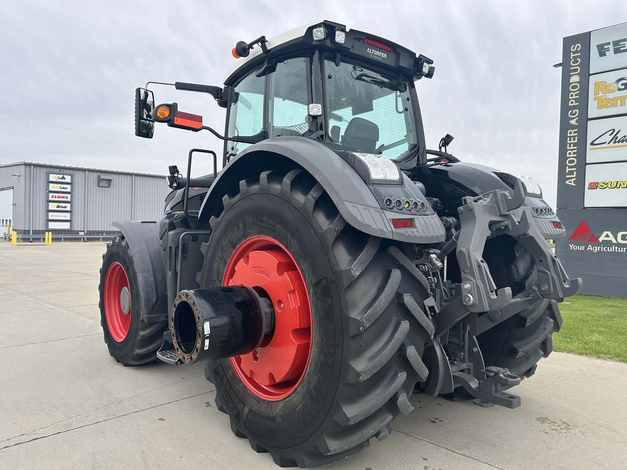 2023 Fendt 1042 Vario Tractor