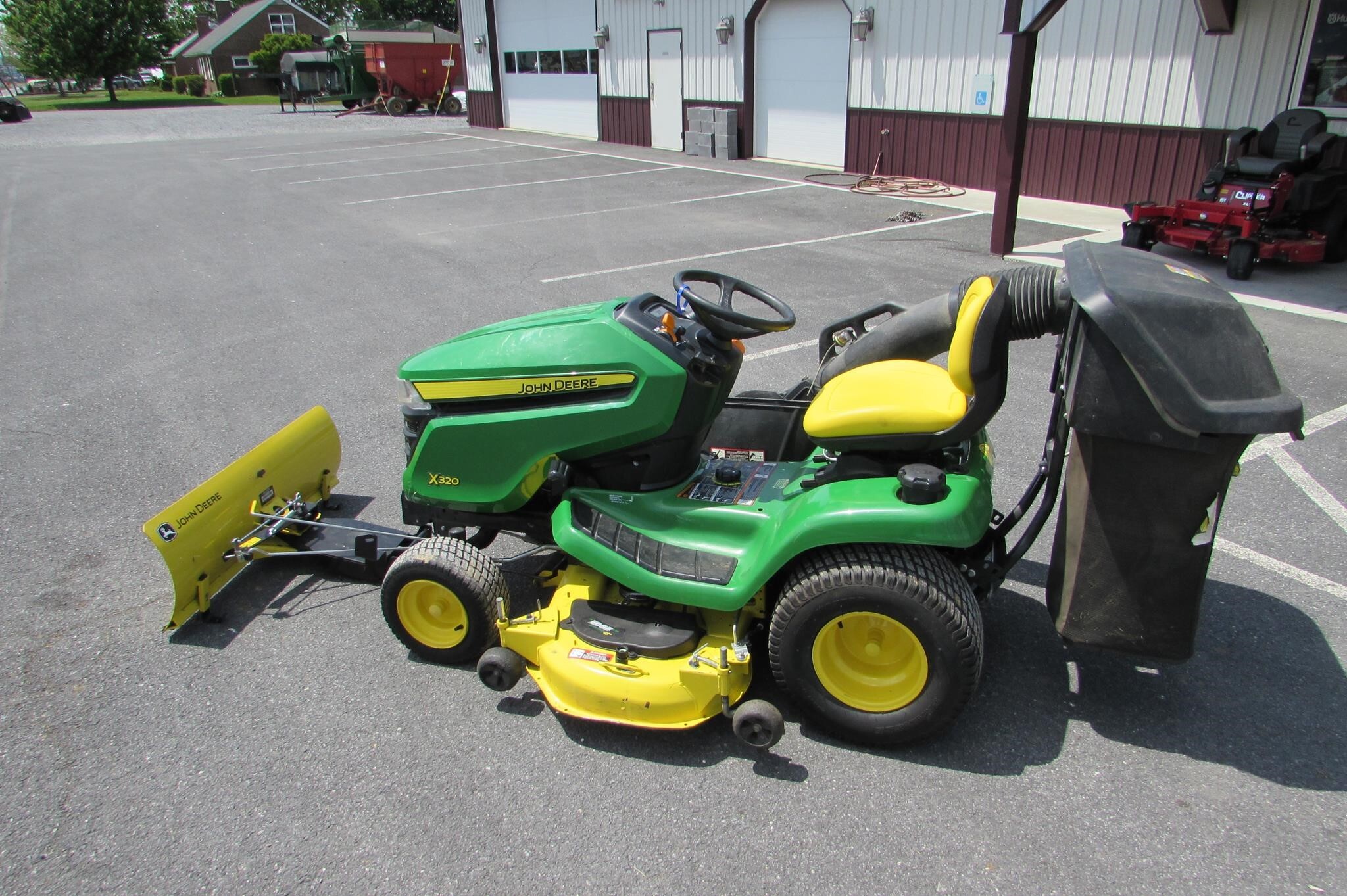 2015 John Deere X320 Lawn Mower