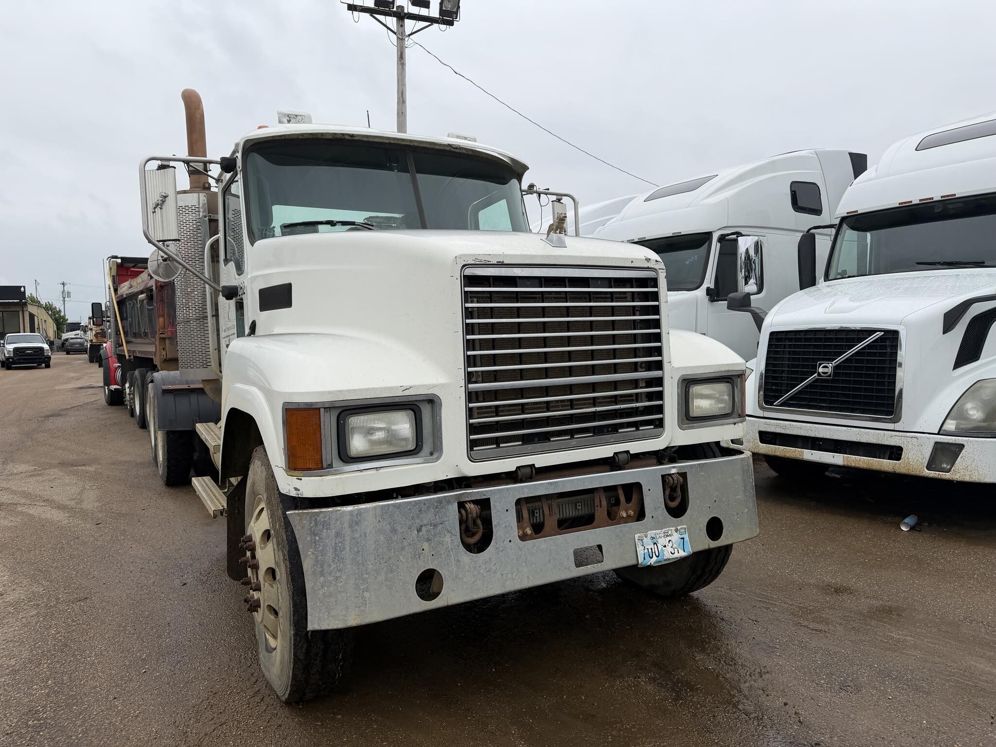 2009 Mack Pinnacle CHU613 Semi Trucks/Trailer