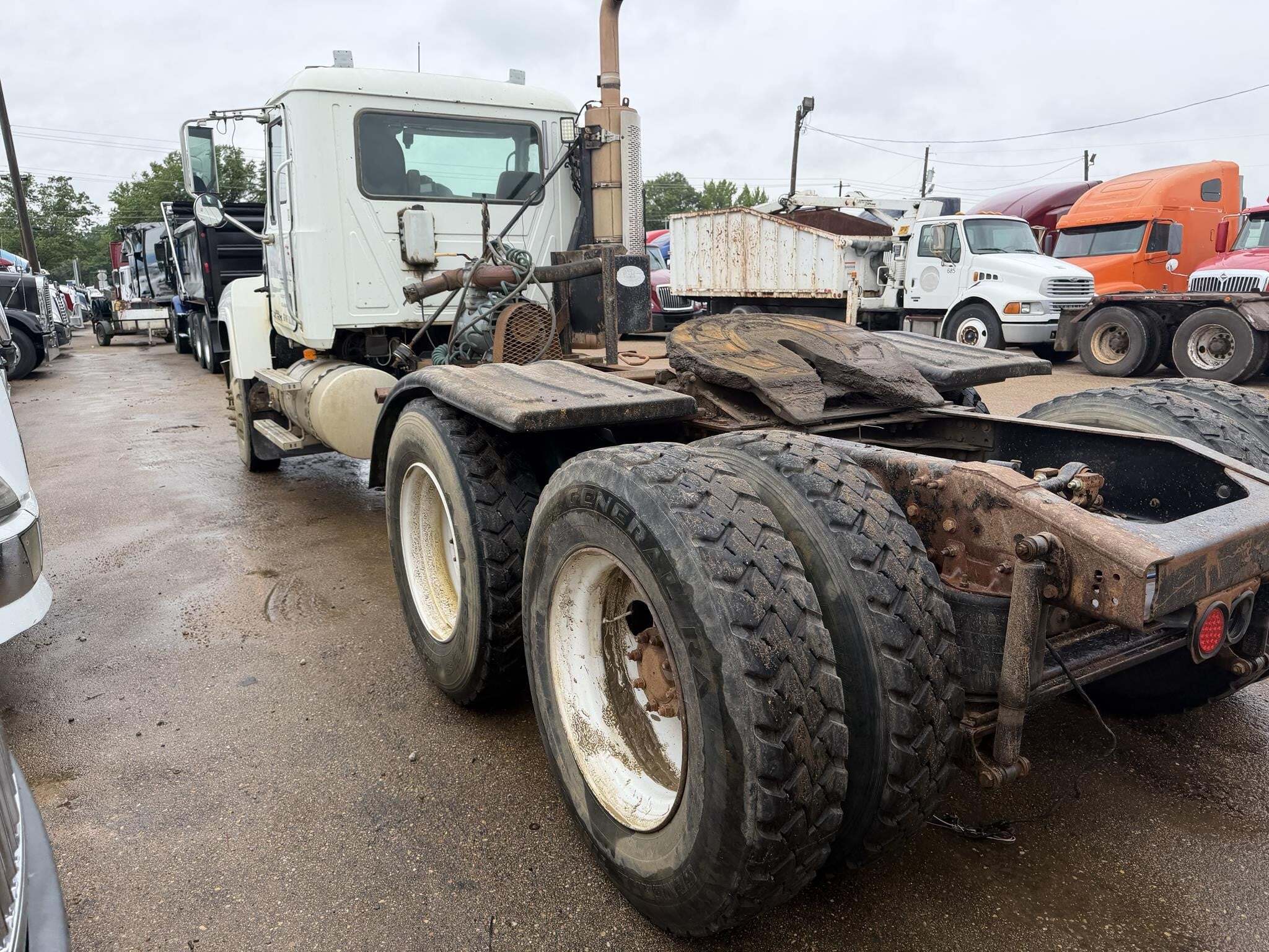 2009 Mack Pinnacle CHU613 Semi Trucks/Trailer