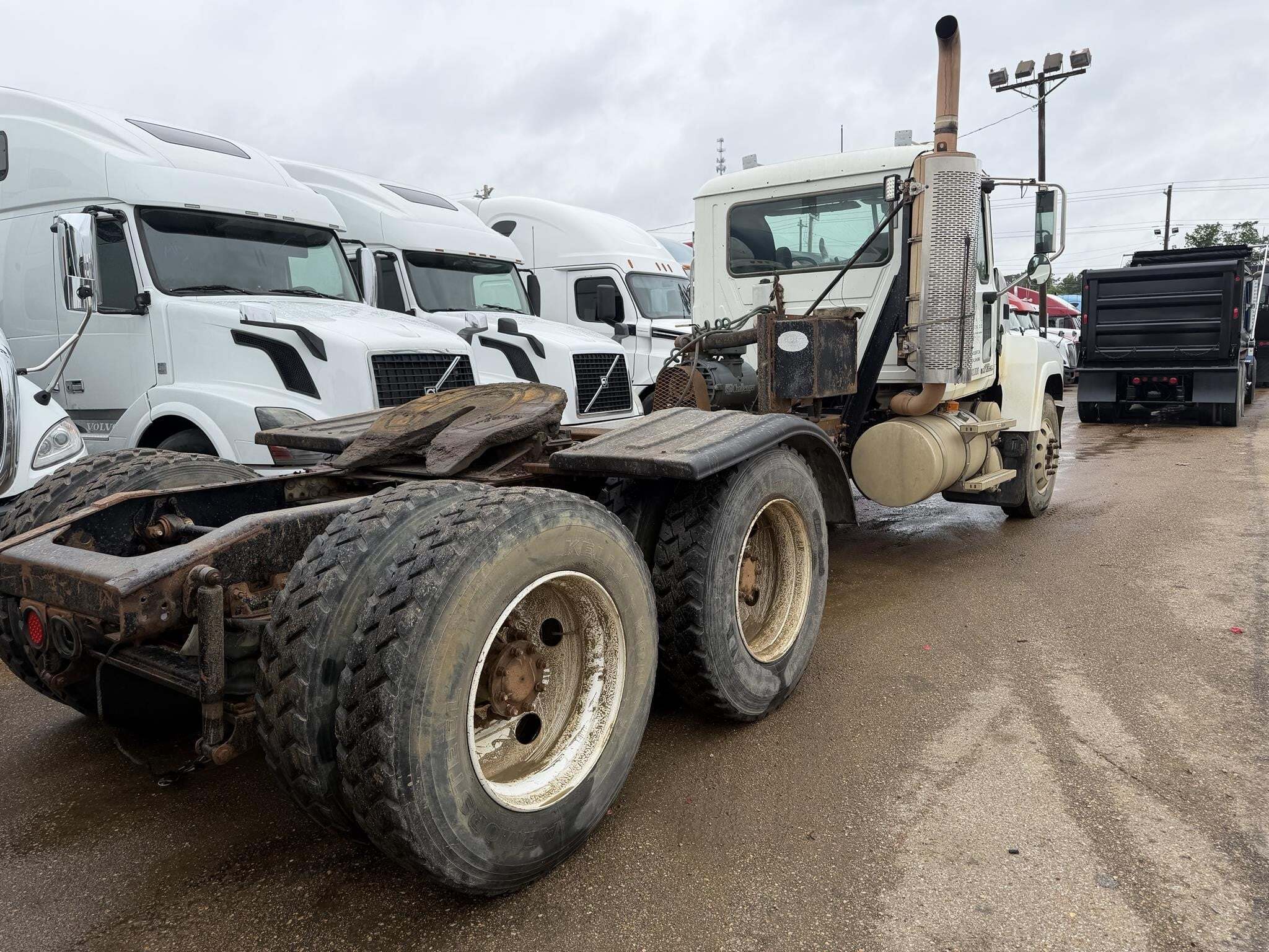 2009 Mack Pinnacle CHU613 Semi Trucks/Trailer