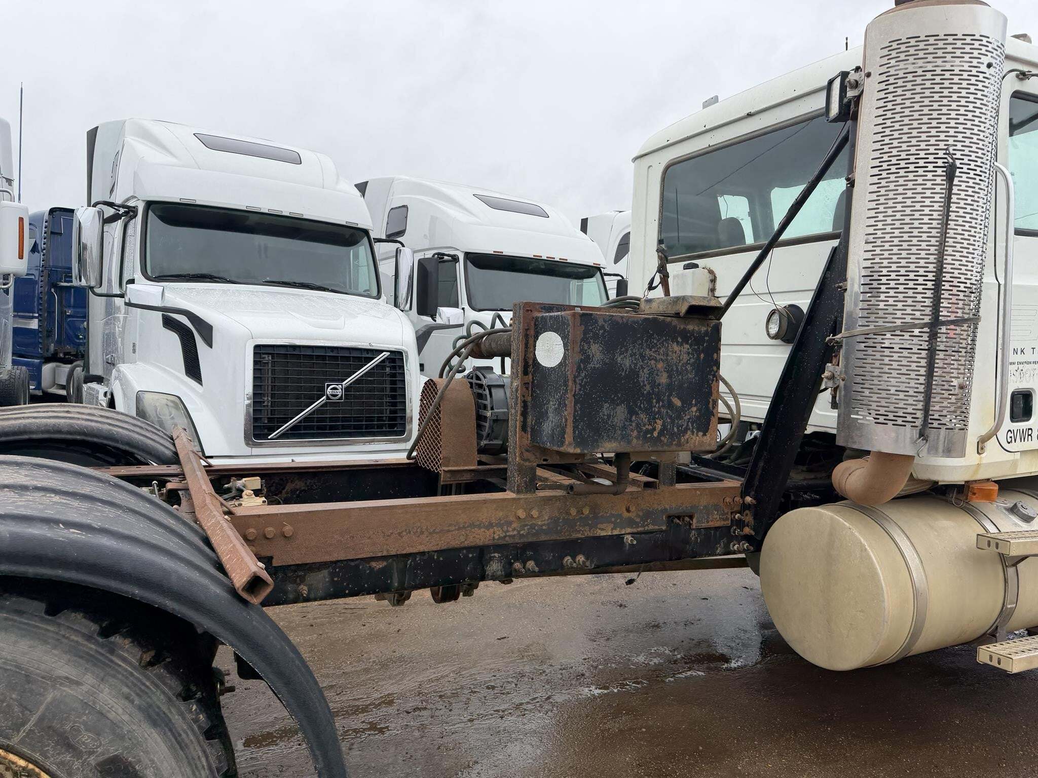 2009 Mack Pinnacle CHU613 Semi Trucks/Trailer