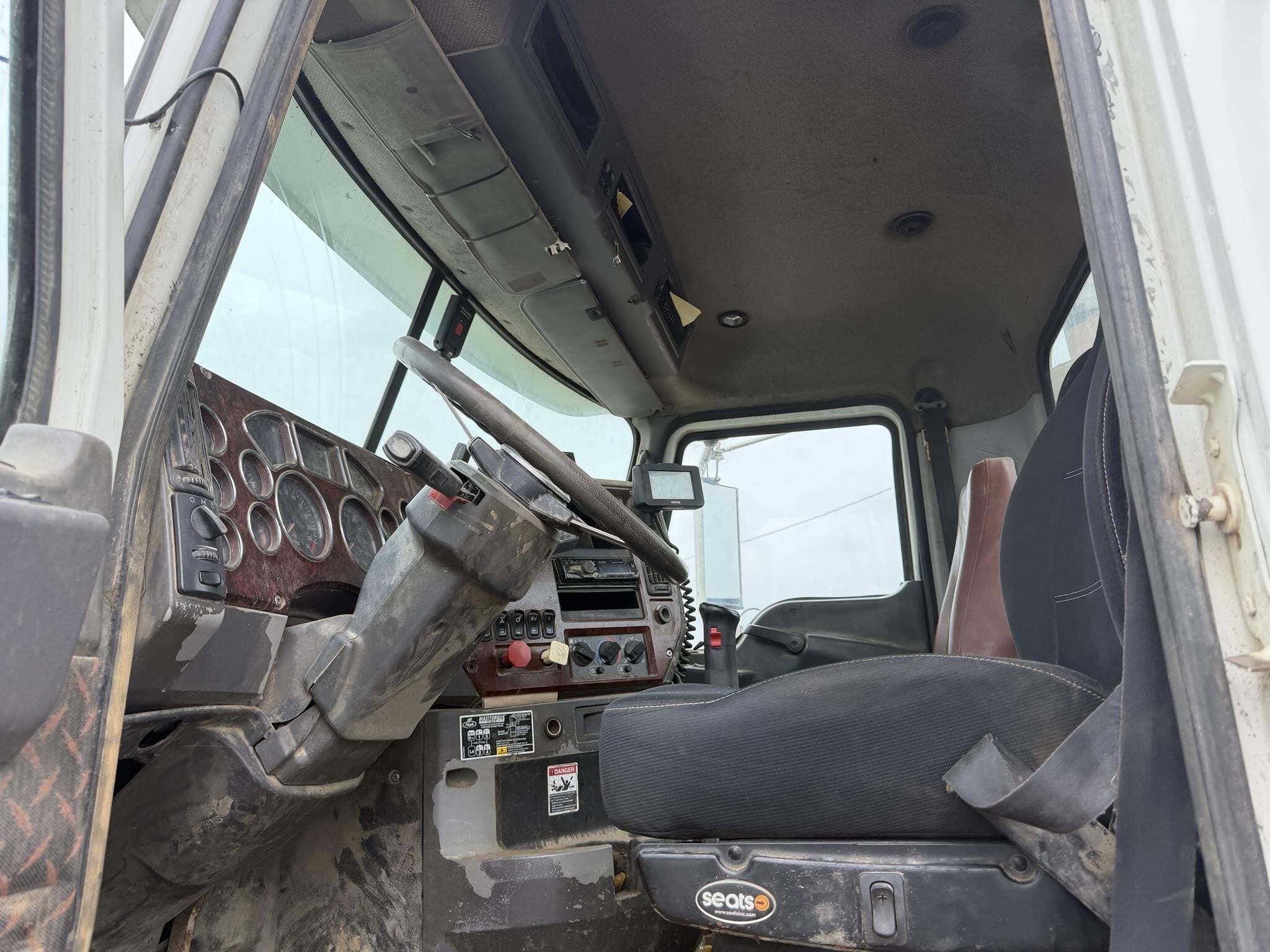 2009 Mack Pinnacle CHU613 Semi Trucks/Trailer