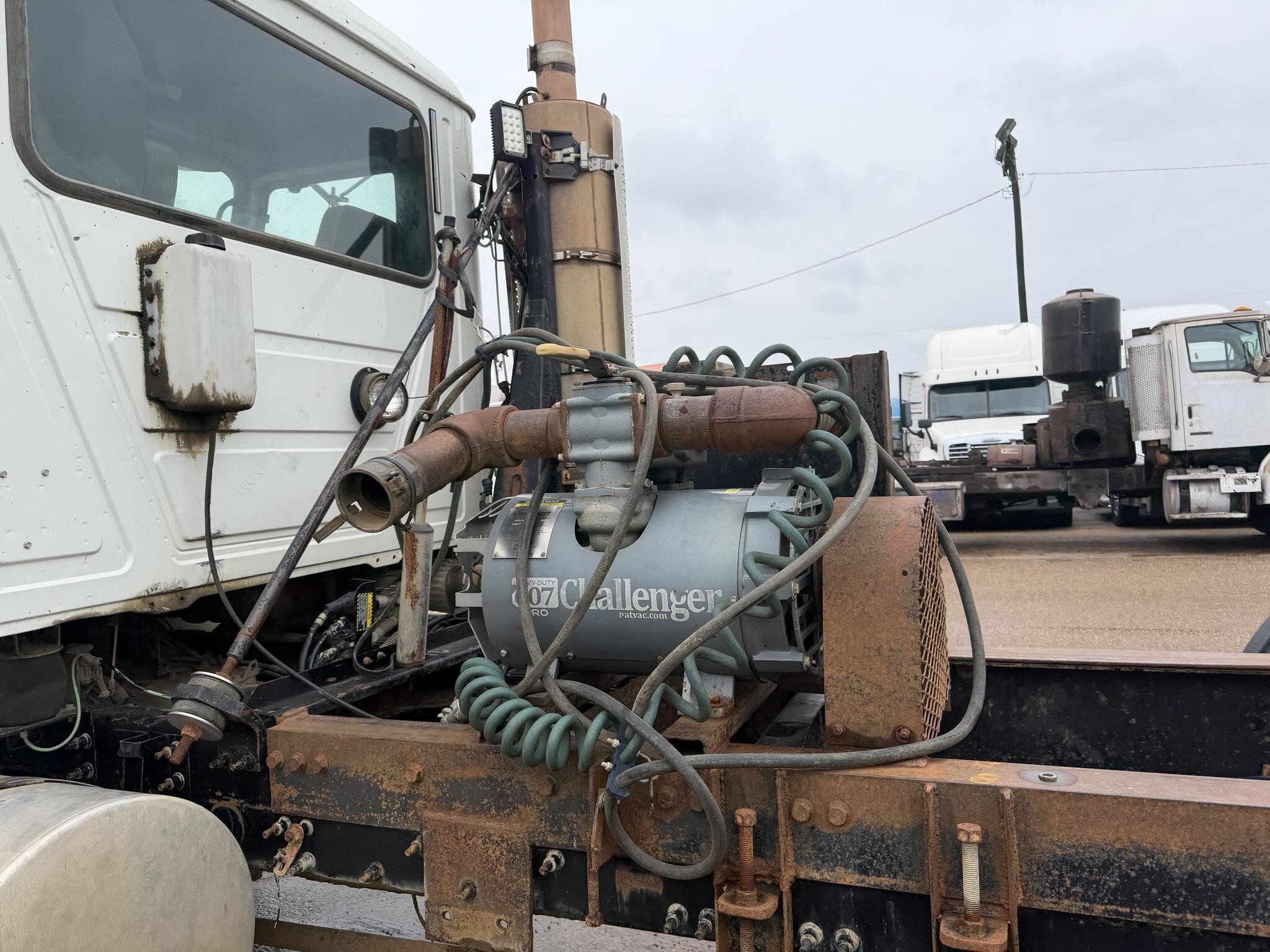 2009 Mack Pinnacle CHU613 Semi Trucks/Trailer