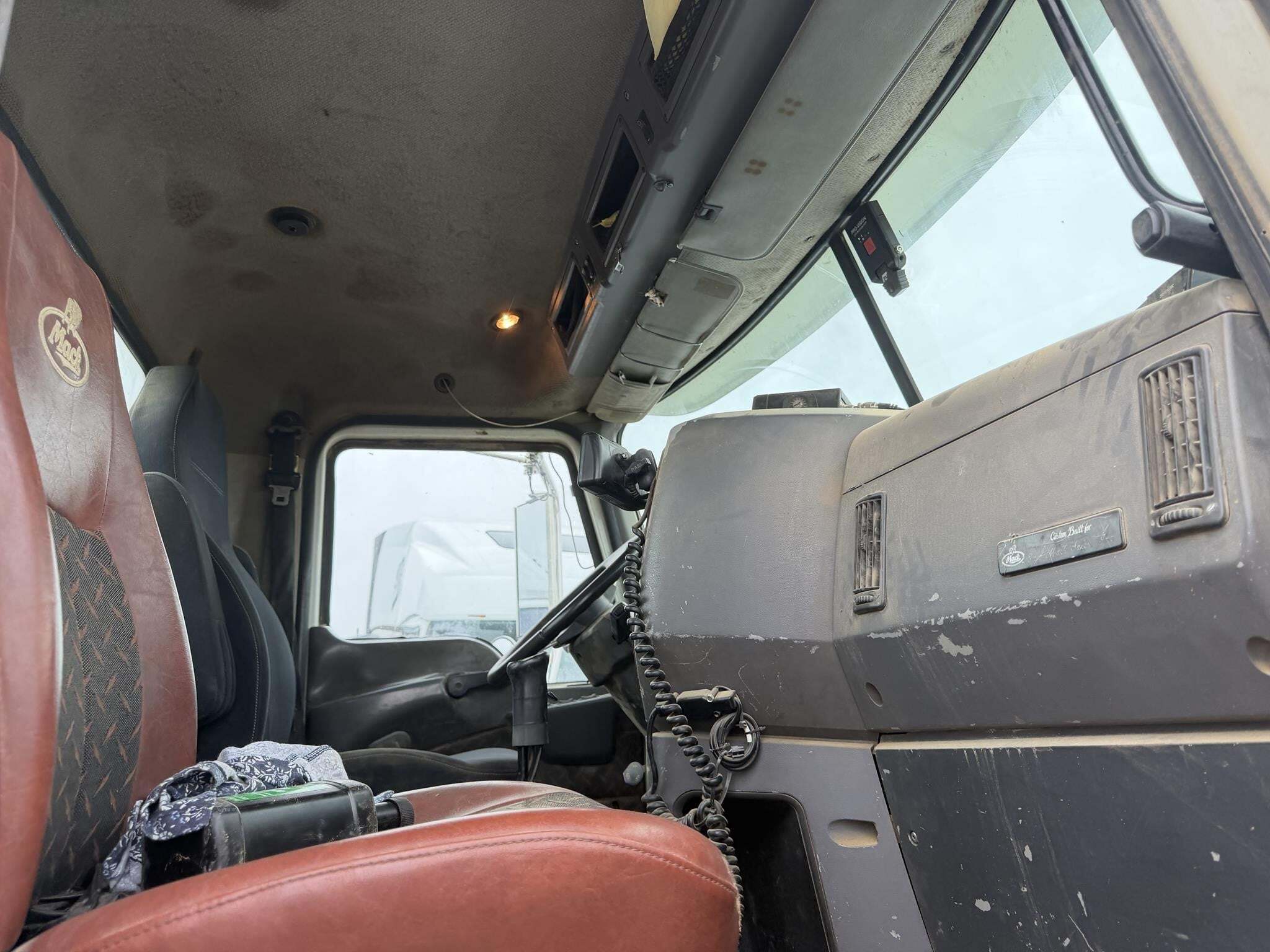 2009 Mack Pinnacle CHU613 Semi Trucks/Trailer