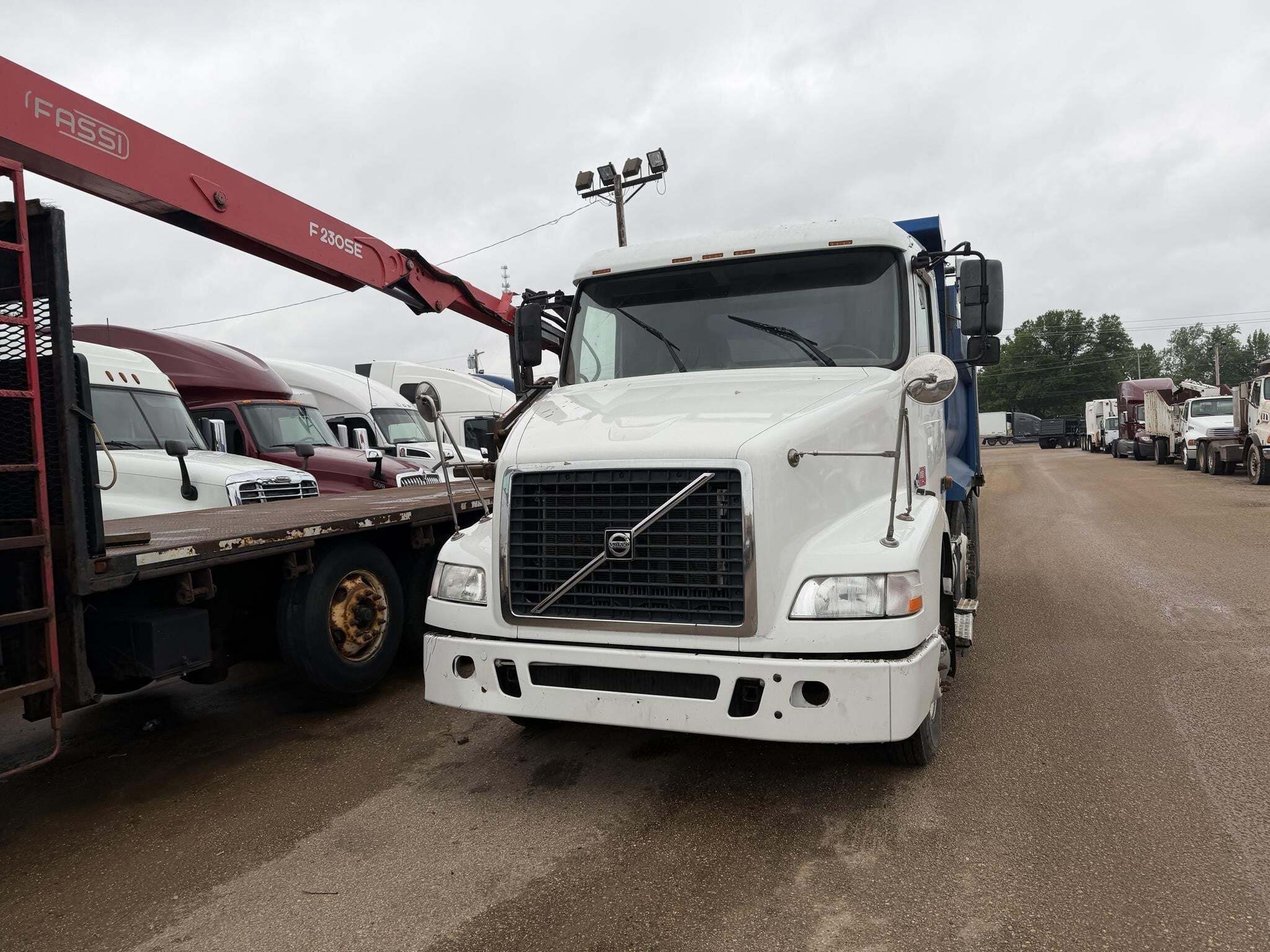 2007 Volvo VNM64T200 Semi Trucks/Trailer