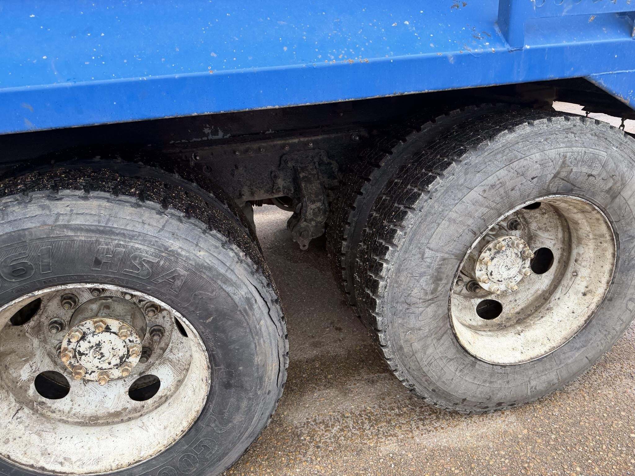 2007 Volvo VNM64T200 Semi Trucks/Trailer