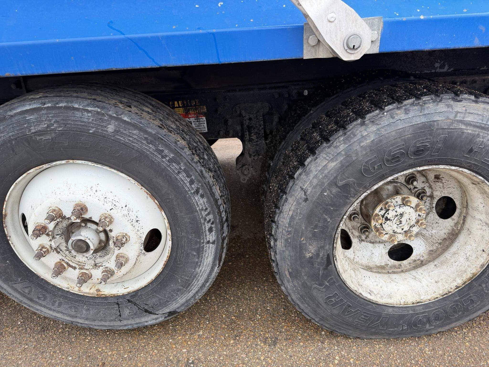 2007 Volvo VNM64T200 Semi Trucks/Trailer