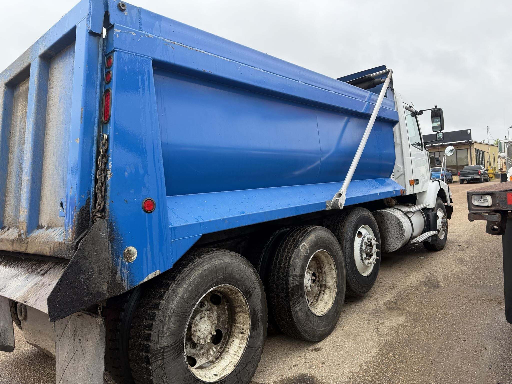 2007 Volvo VNM64T200 Semi Trucks/Trailer