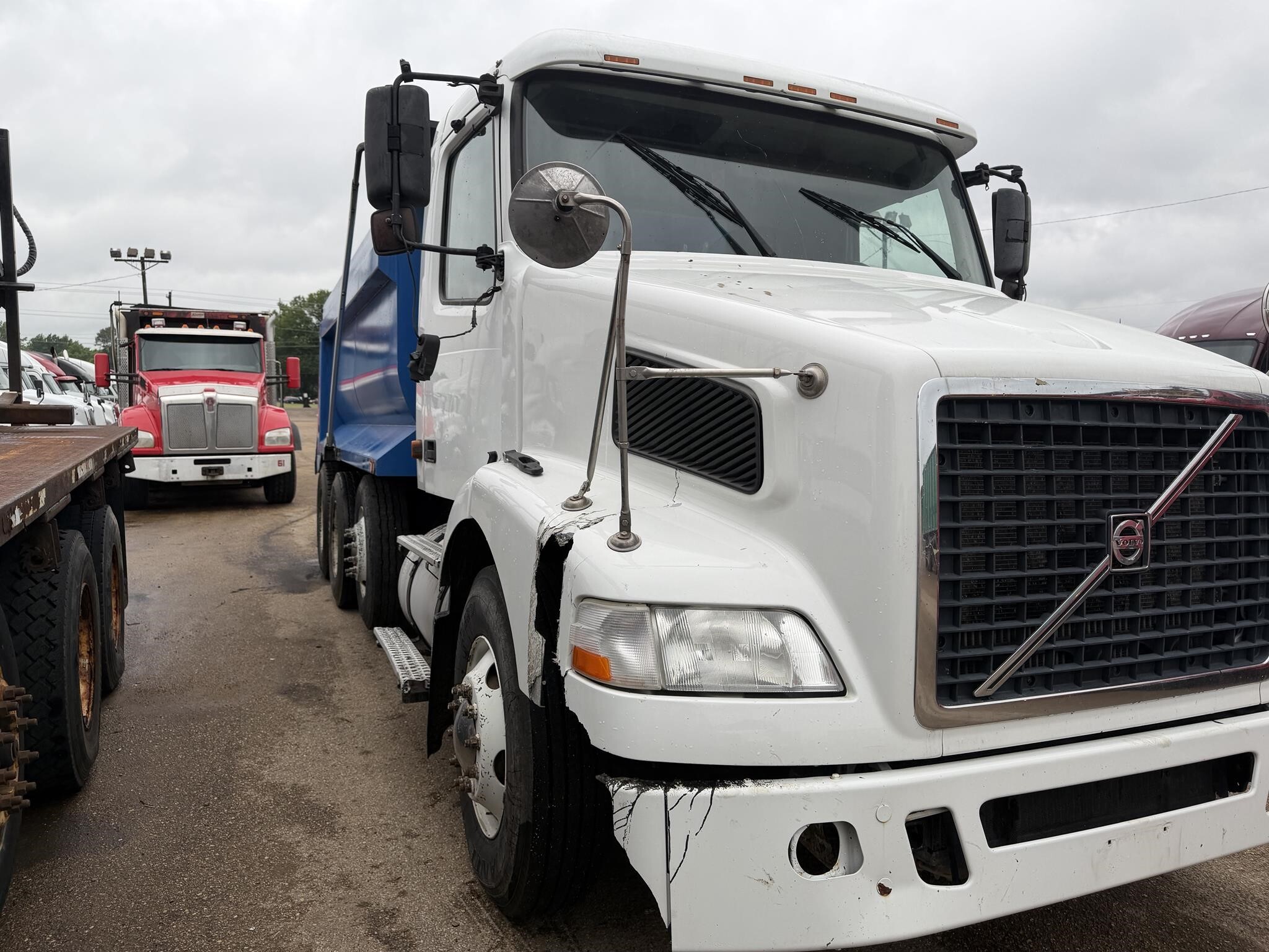 2007 Volvo VNM64T200 Semi Trucks/Trailer