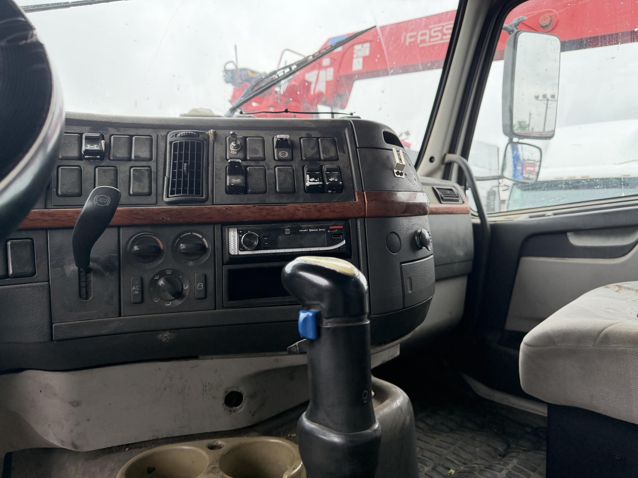 2007 Volvo VNM64T200 Semi Trucks/Trailer