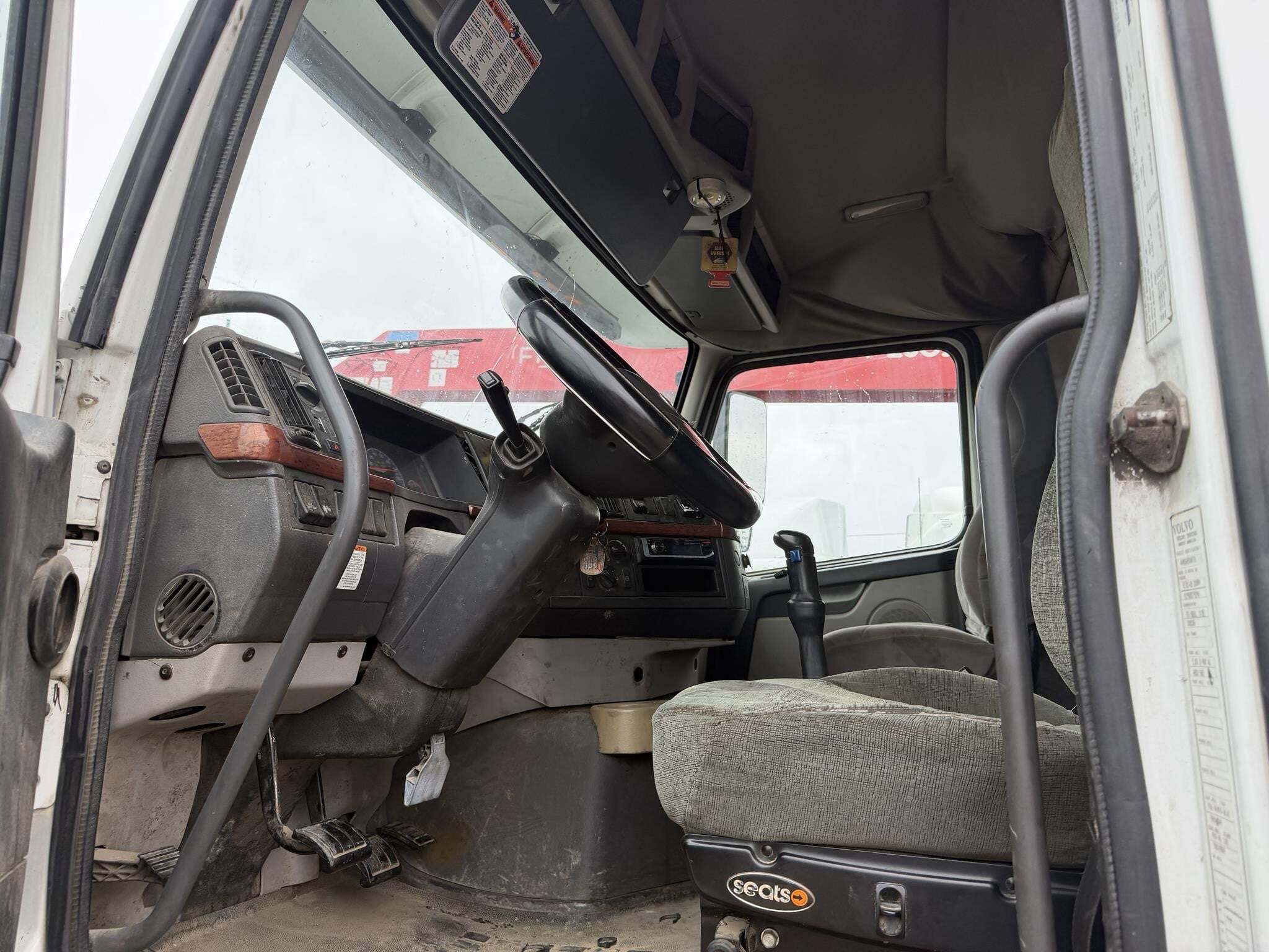 2007 Volvo VNM64T200 Semi Trucks/Trailer
