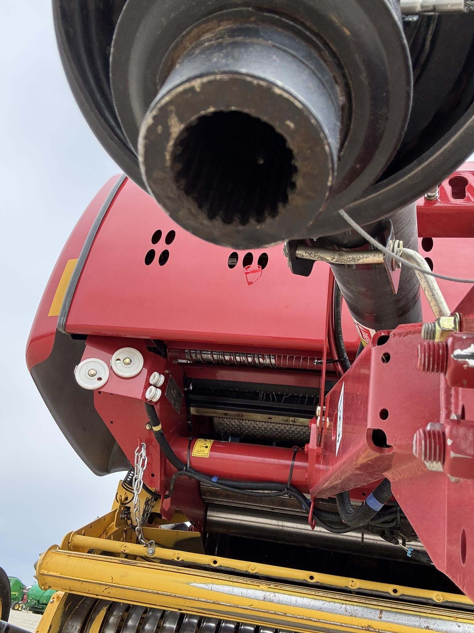2018 New Holland Roll-Belt 560 Round Baler